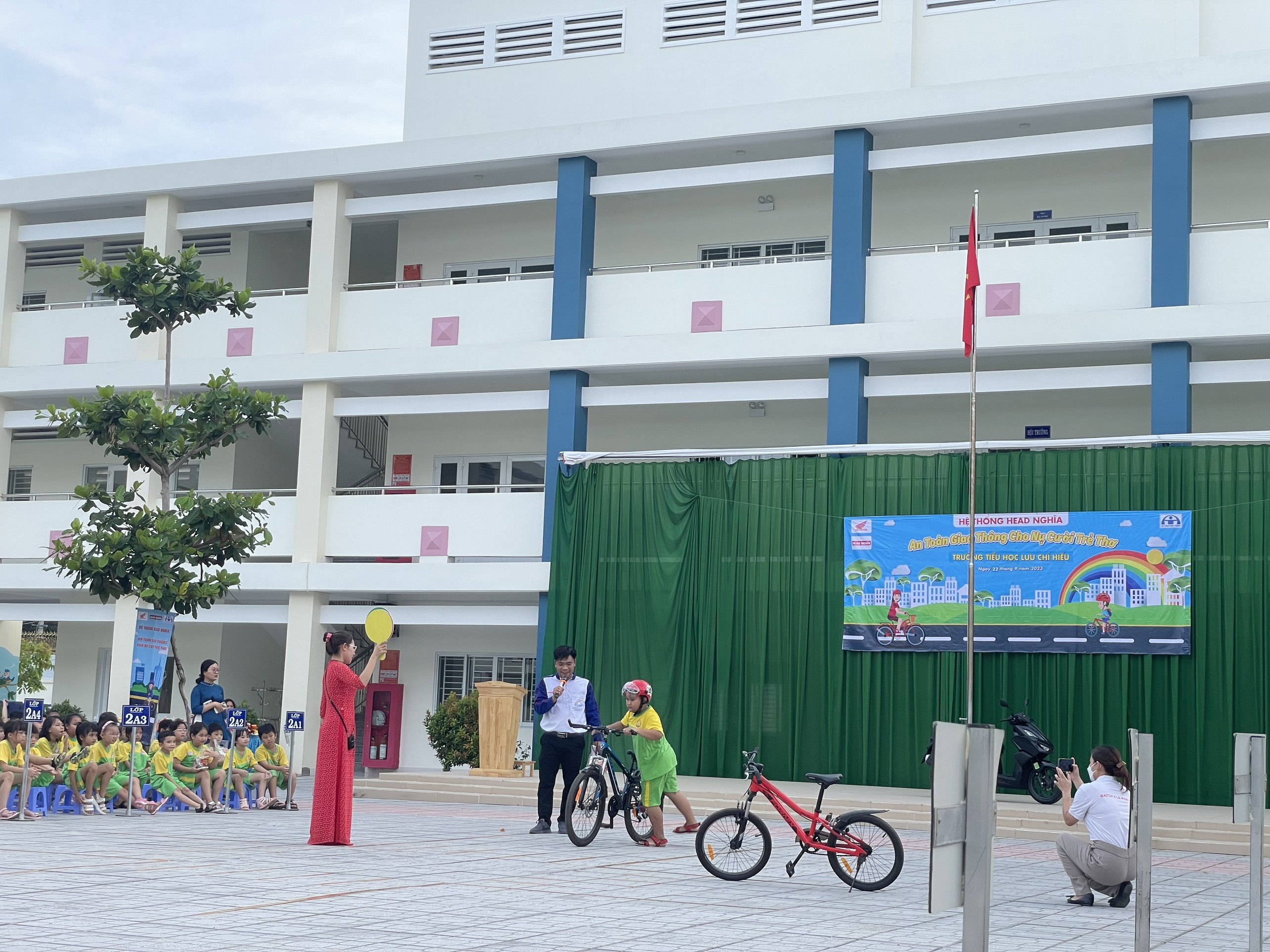 Các em HS được hướng dẫn kỹ năng để bảo đảm an toàn khi tham gia giao thông.