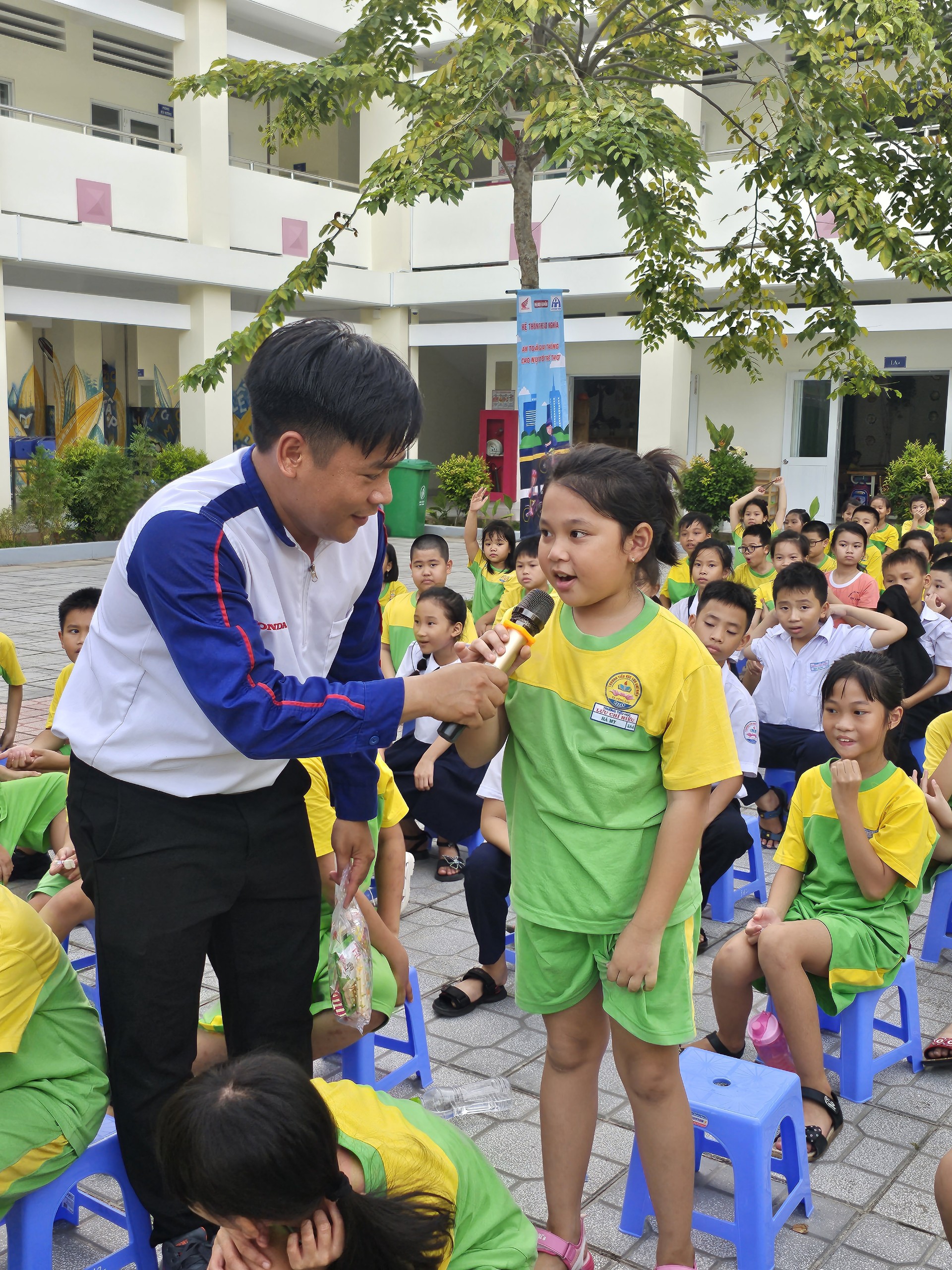 Các em HS hào hứng tham gia chương trình.