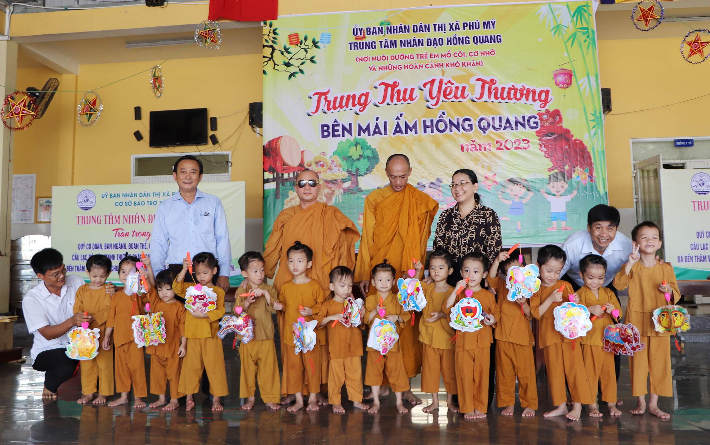 Ông Lê Hồng Ngọc, Phó Chủ tịch UBMTTQ Việt Nam tỉnh thăm, tặng quà trẻ em tại Trung tâm nhân đạo Hồng Quang.