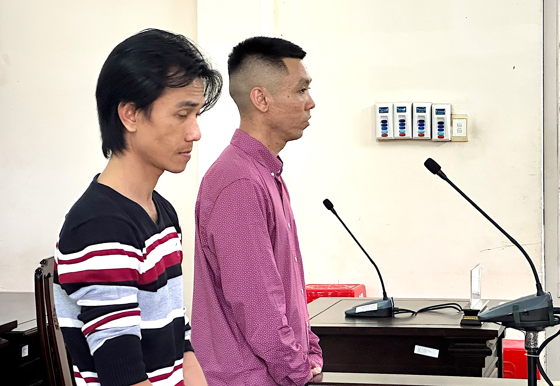 Bị cáo Trần Việt Hùng và Châu Ngọc Tú tại phiên xét xử.