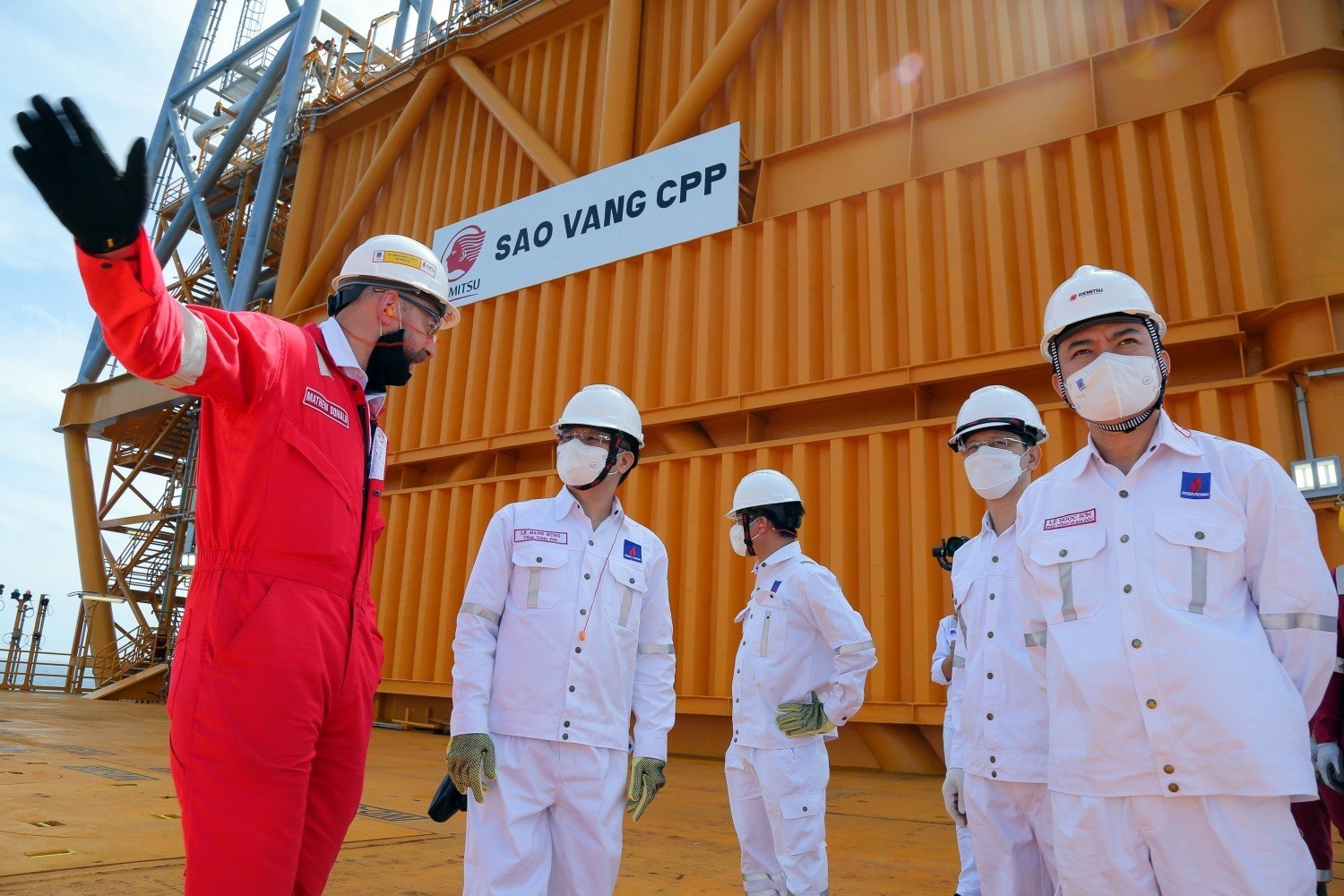 Tổng Giám đốc Petrovietnam Lê Mạnh Hùng (thứ hai, bìa trái) kiểm tra dự án Sao Vàng CPP