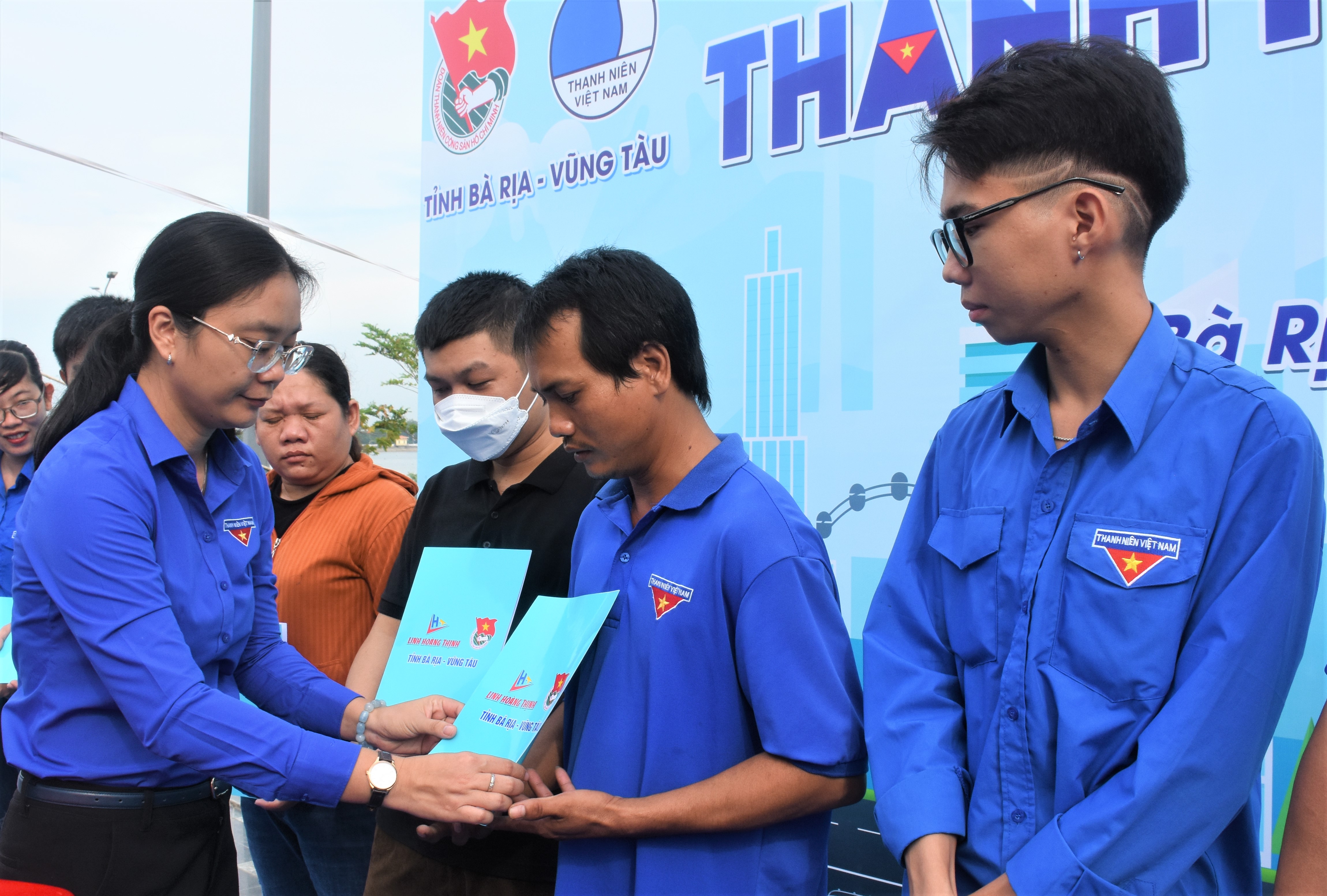 Chị Hồ Thị Ánh Tuyết, Bí thư Tỉnh Đoàn trao quà cho các gia đình là nạn nhân của tai nạn giao thông có hoàn cảnh khó khăn tại ngày hội.
