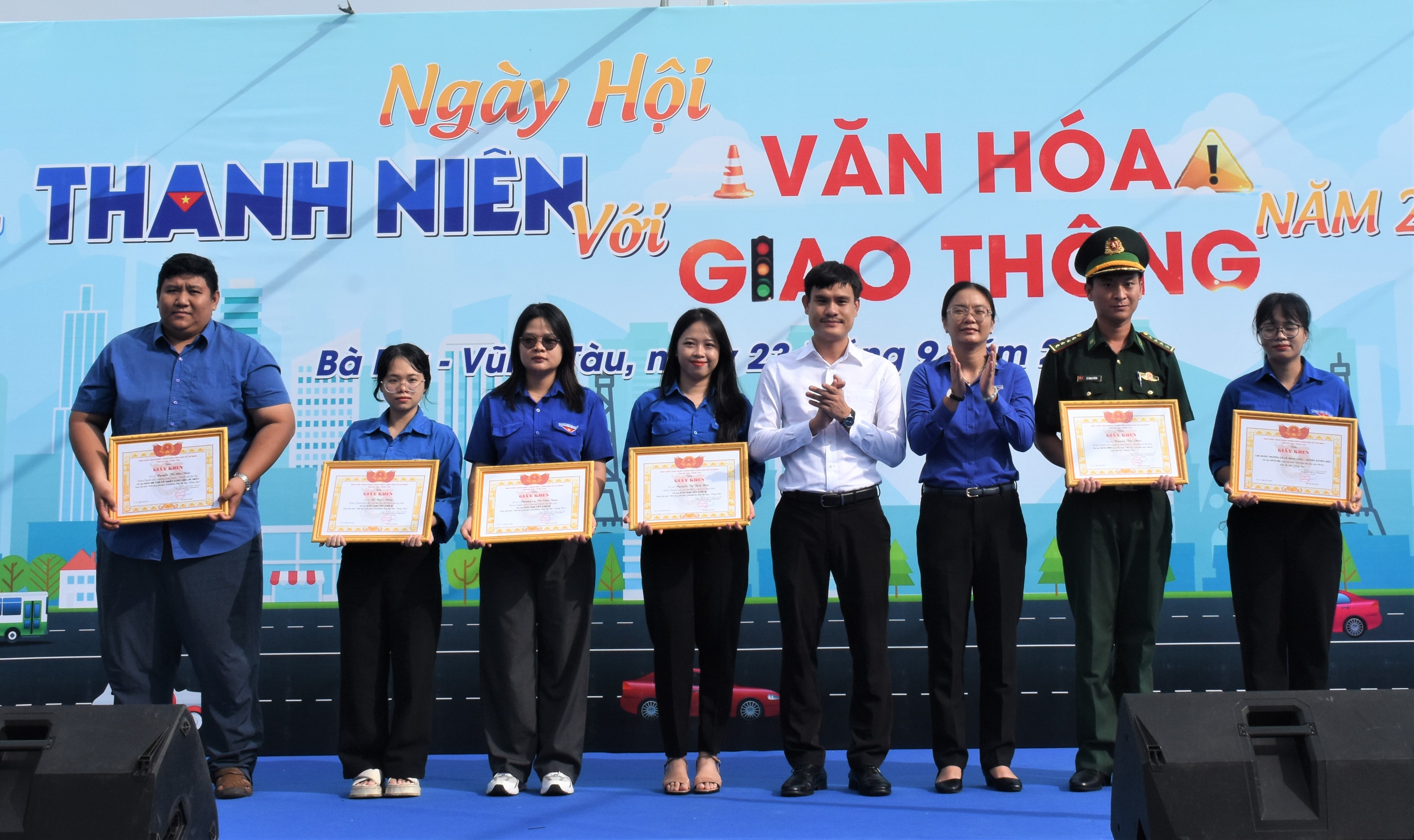 Thường trực Tỉnh Đoàn, Ban An toàn giao thông tỉnh trao giải cho các tập thể, cá nhân xuất sắc tham gia cuộc thi bộ ảnh “Nét đẹp văn hóa giao thông tỉnh Bà Rịa – Vũng Tàu”