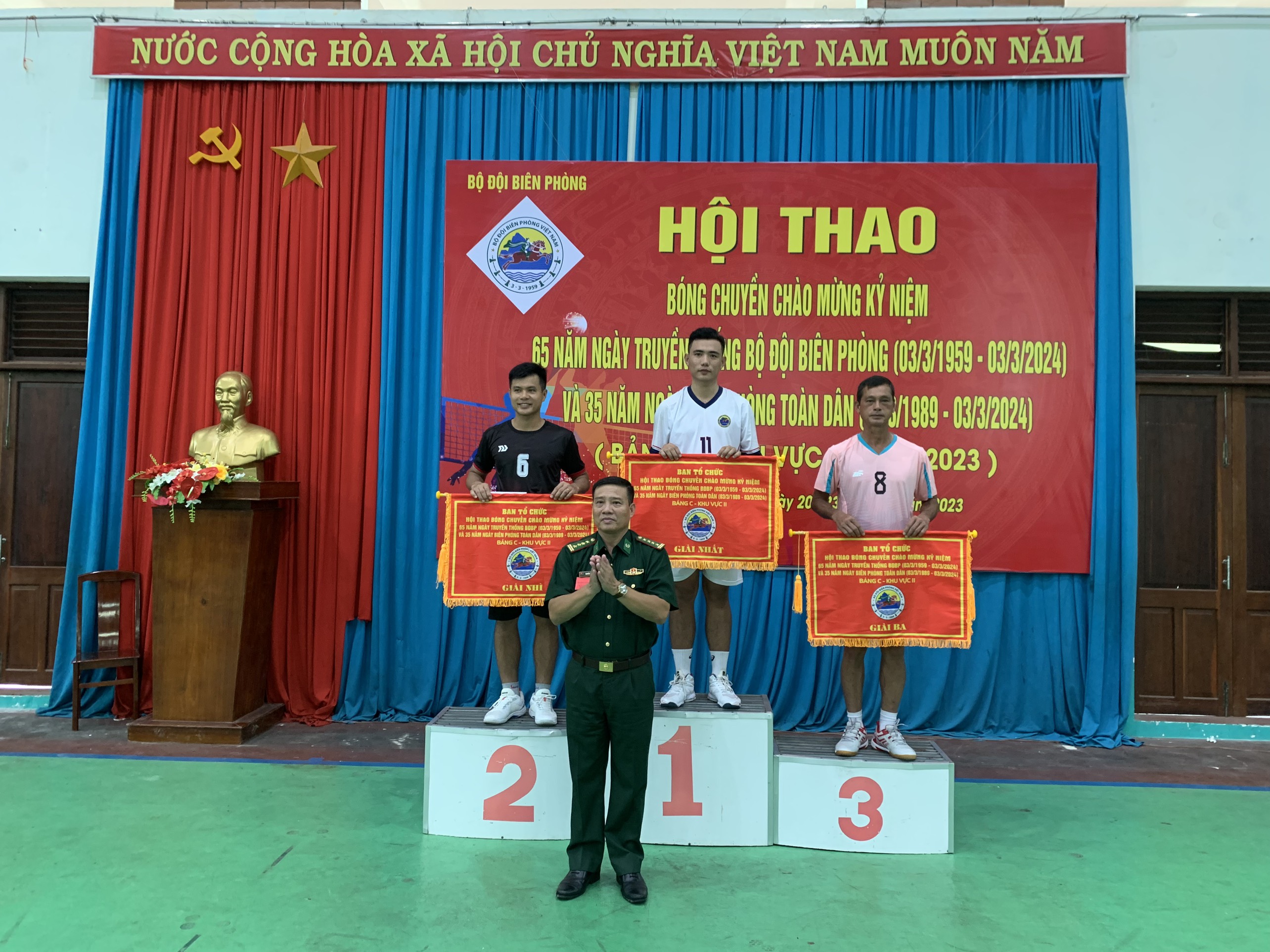 Đại tá Nguyễn Xuân Toàn, Phó Hiệu trưởng Trường CĐBP, Trưởng Ban tổ chức tặng cờ cho các đội đạt giải Nhất, Nhì, Ba