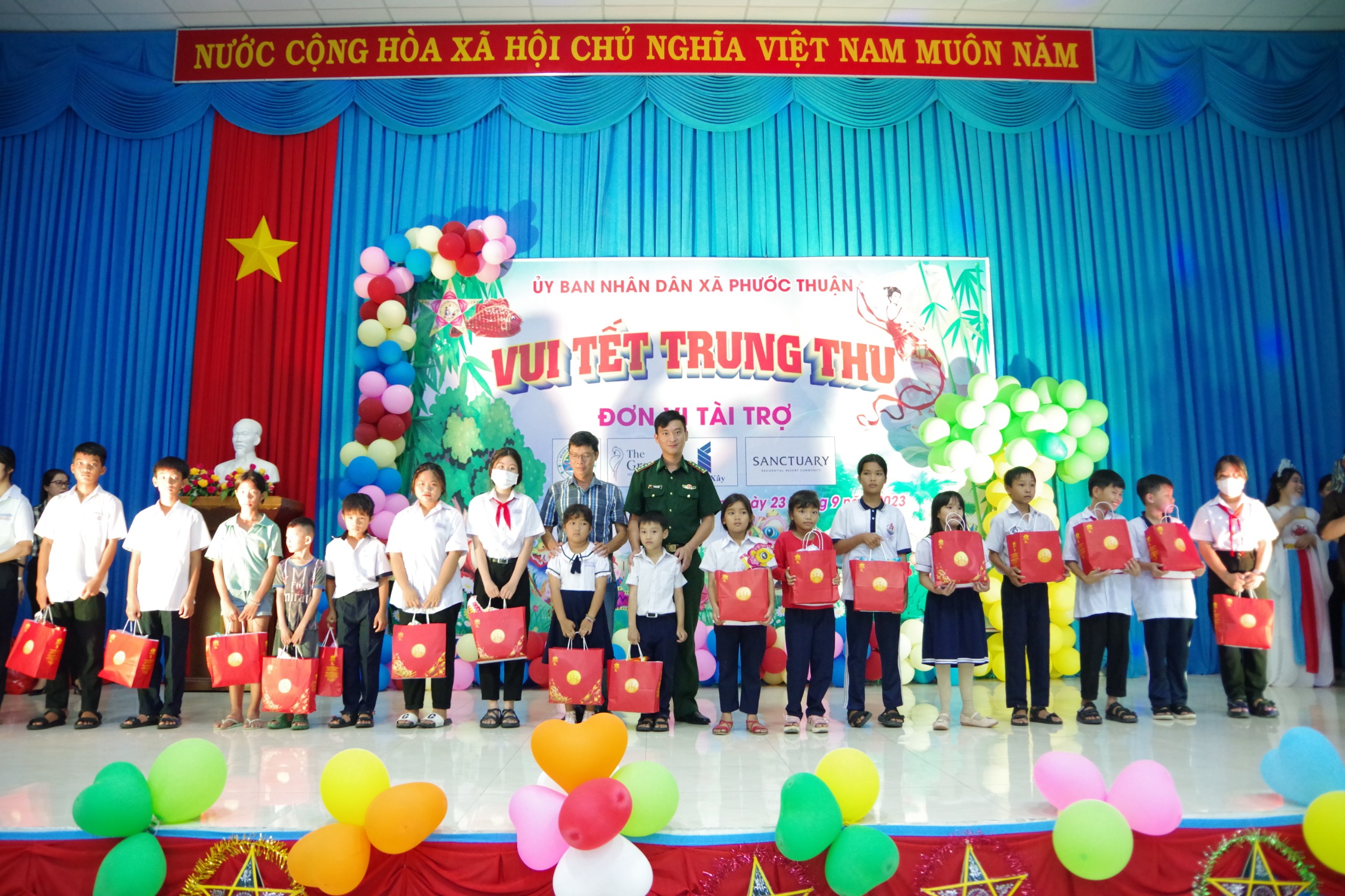 Đồn BP Phước Thuận (BĐBP tỉnh) phối hợp với chính quyền xã Phước Thuận tổ chức chương trình “Vui Tết Trung thu” cho các em thiếu nhi trên địa bàn xã.