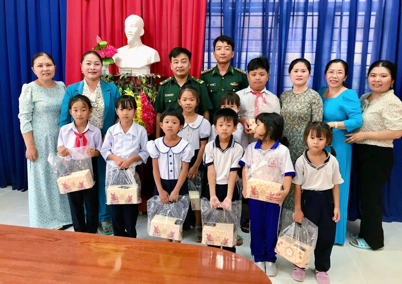 Đồn BP Phước Thuận (BĐBP tỉnh) phối hợp với Hội LHPN xã Bưng Riềng (huyện Xuyên Mộc) tặng quà trung thu cho các em học sinh khó khăn của Trường TH Bưng Riềng.