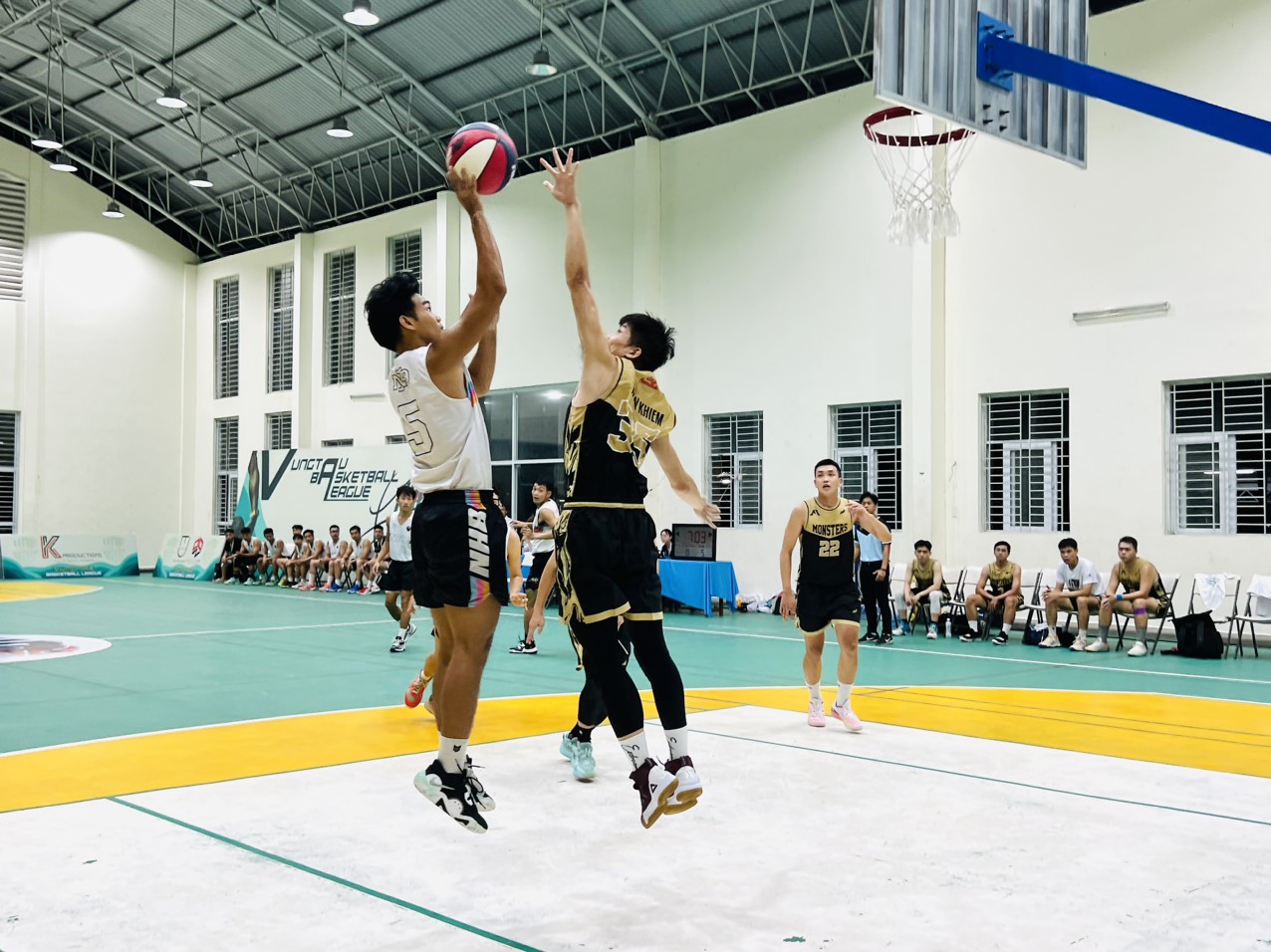 Đội NHB và Interight thi đấu ngay sau lễ khai mạc.