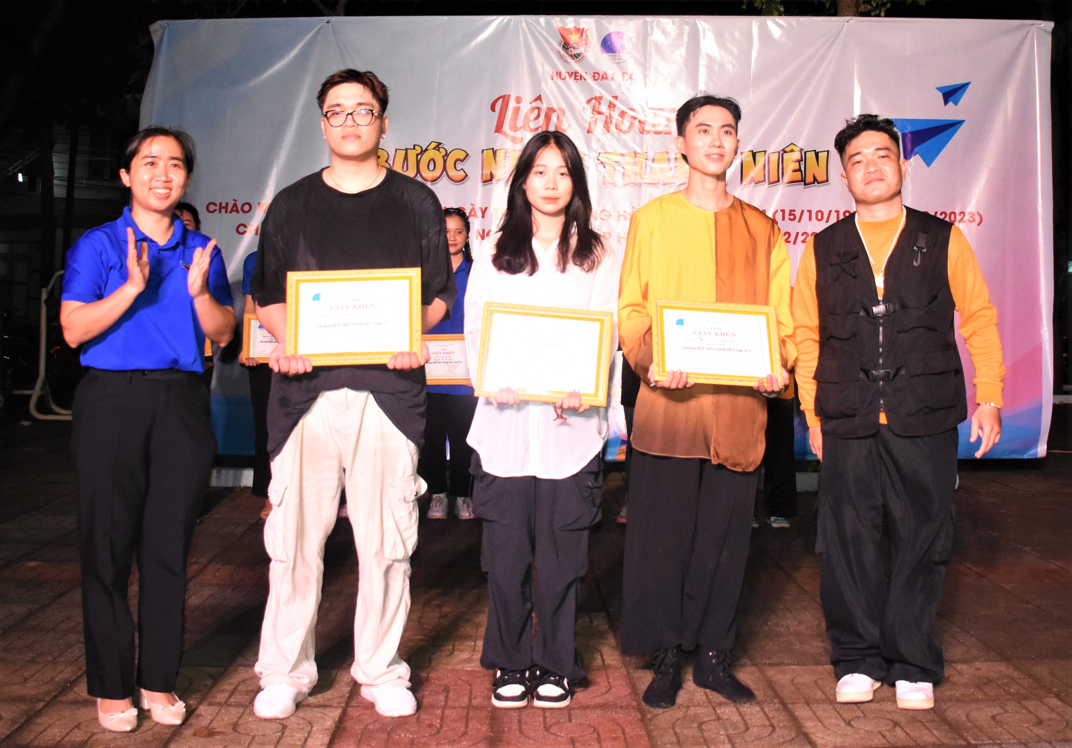 Ban tổ chức trao các giải Nhất, Nhì, Ba cho các đội thi xuất sắc tại liên hoan.