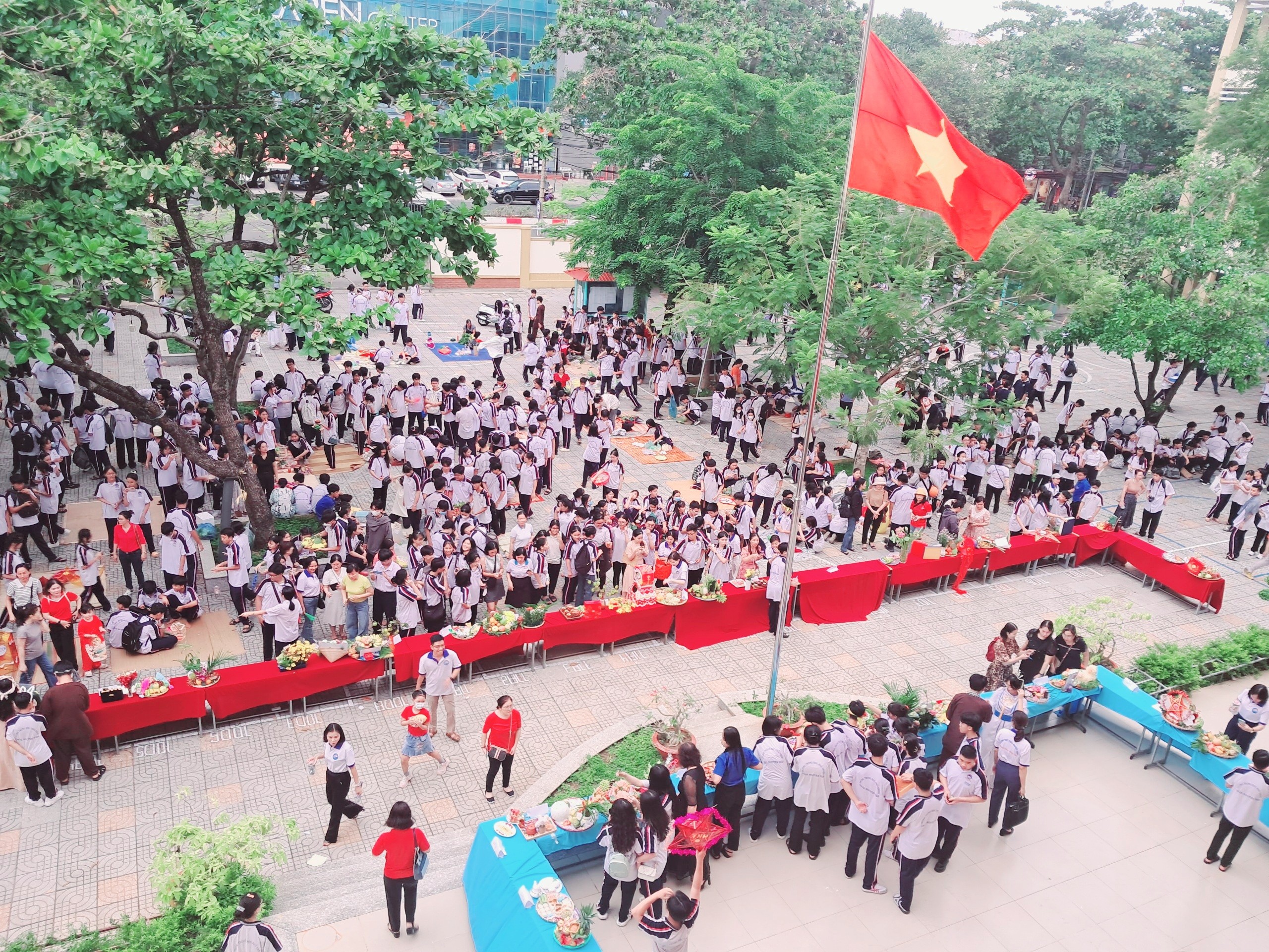 Tham dự chương trình có hơn 1.800 HS/40 khối hợp, cùng phụ huynh và GV nhà trường.
