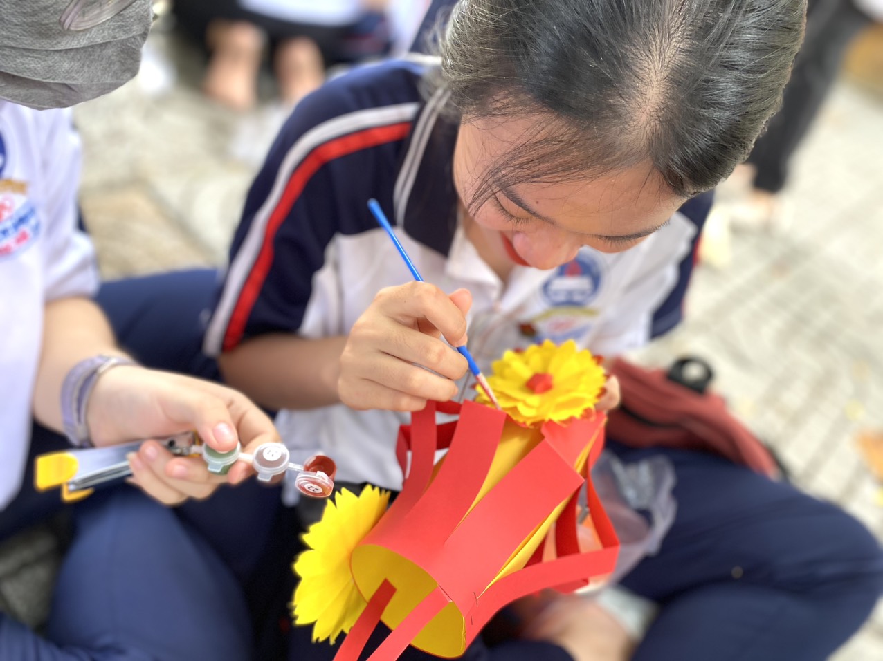 Các em HS tự làm những chiếc lồng đèn truyền thống.