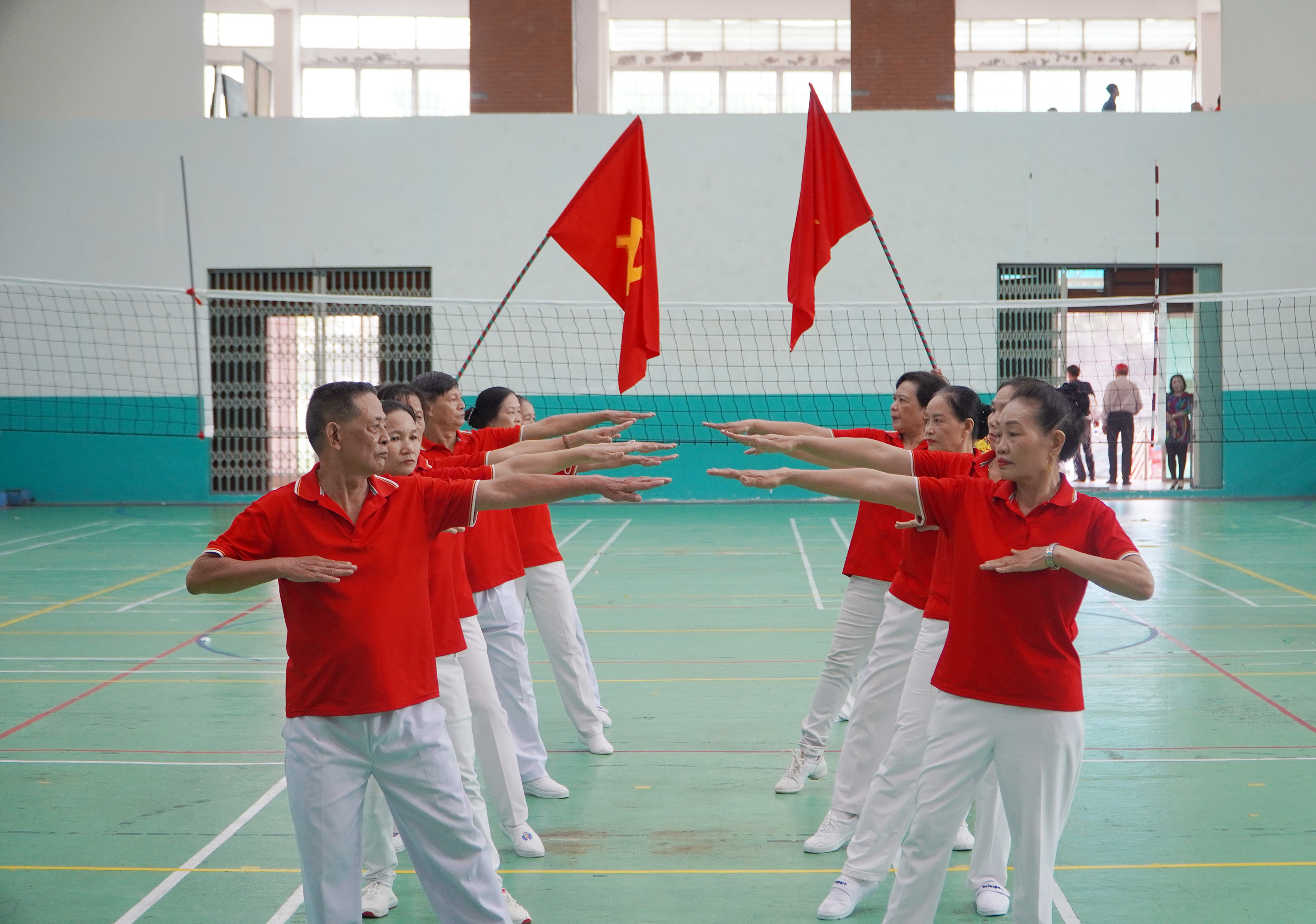 Các đội thi nội dung thể dục dưỡng sinh.