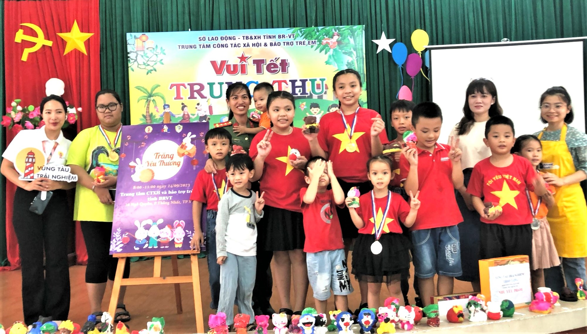 Thiếu nhi hào hứng chụp hình, khoe sản phầm tượng được tô vẽ đẹp mắt tại chương trình.