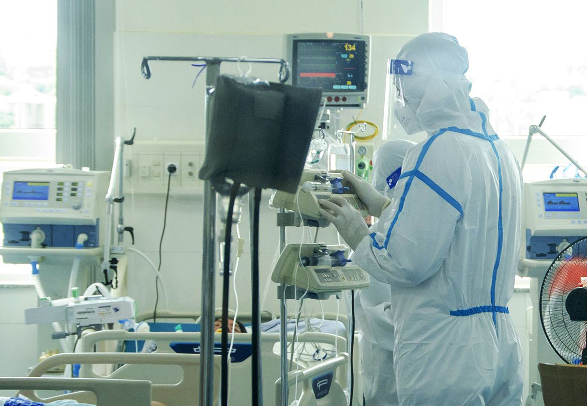 Nhân viên y tế chăm sóc bệnh nhân COVID-19
