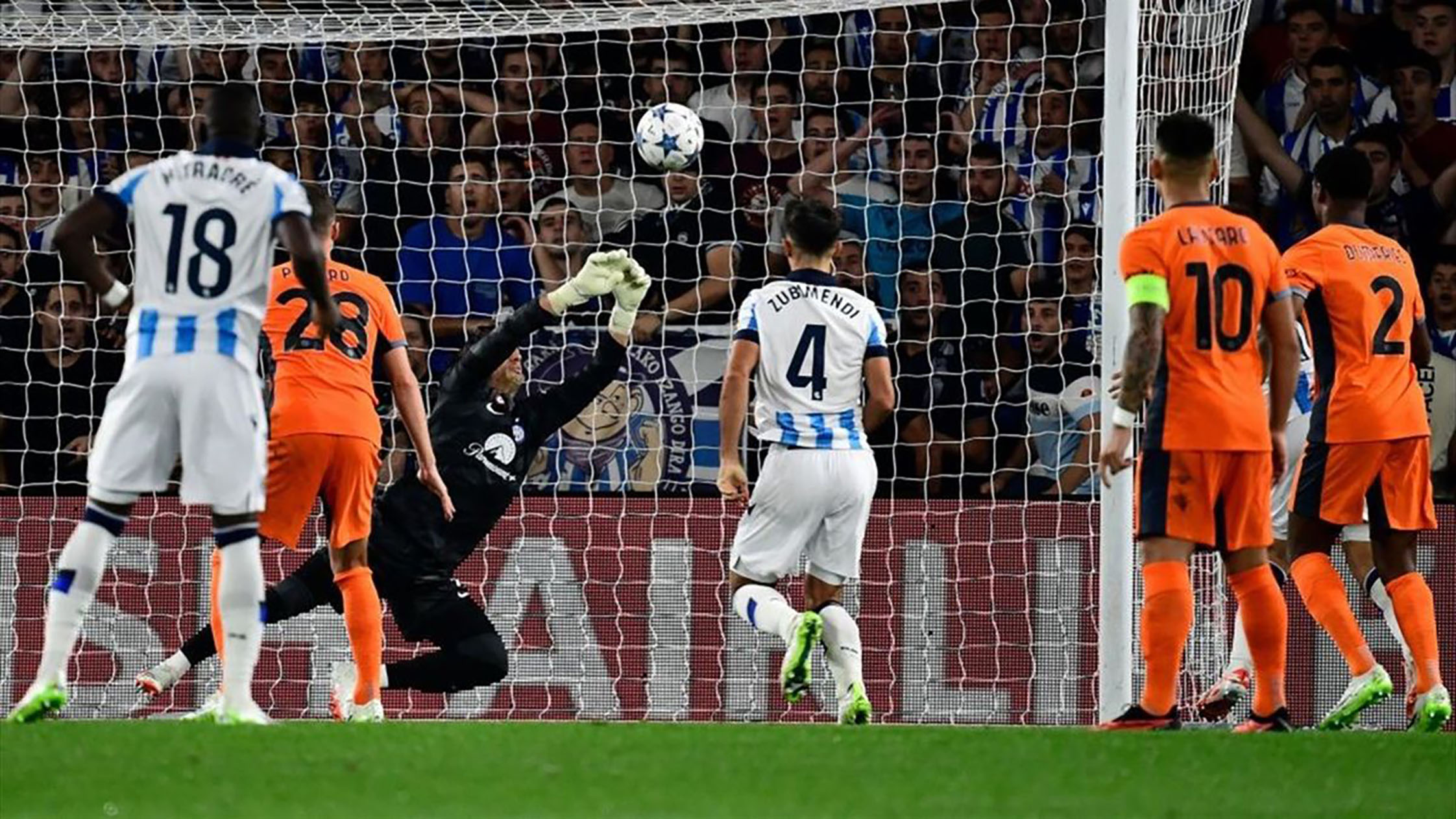 Sự xuất sắc của Sommer cùng sự giúp đỡ của cột dọc và xà ngang đã khiến Inter không thua Real Sociedad.