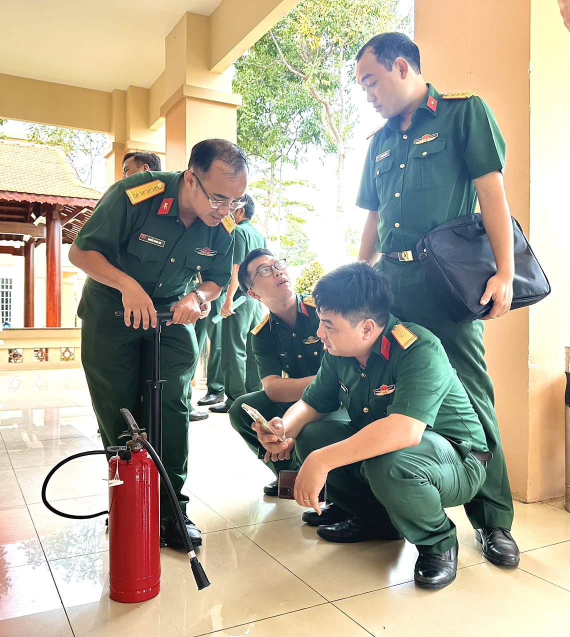 Cán bộ Đại đội Trinh sát - Phòng Tham mưu Bộ CHQS tỉnh kiểm tra bình chữa cháy phục vụ cho công tác PCCC tại đơn vị.