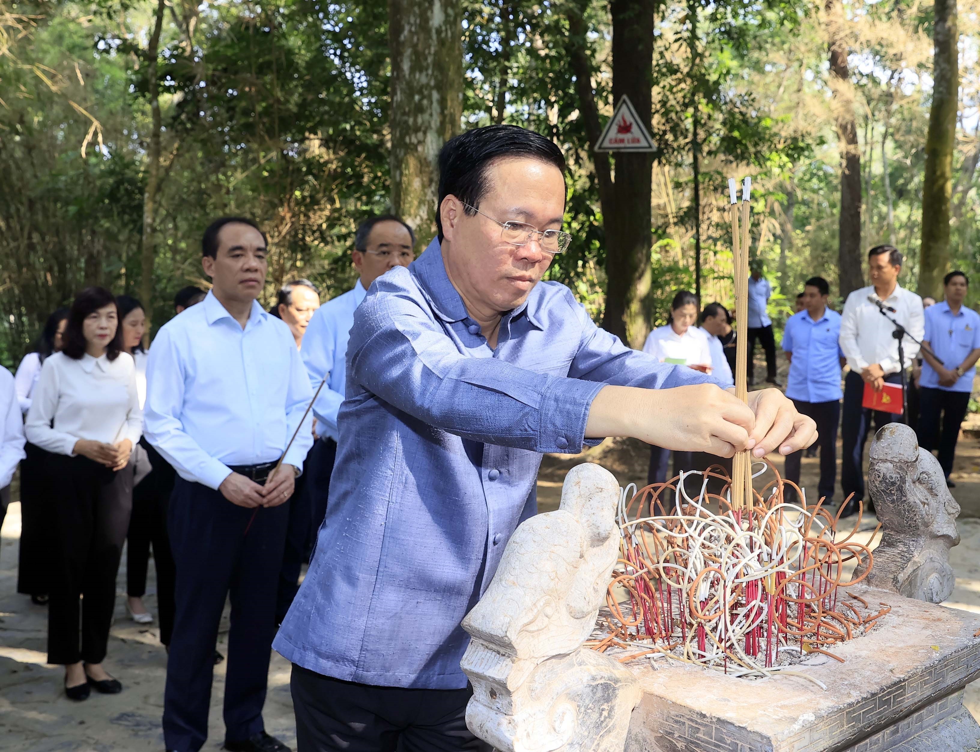 Chủ tịch nước Võ Văn Thưởng dâng hương tưởng nhớ Chủ tịch Hồ Chí Minh tại Lán Nà Nưa. Ảnh: THỐNG NHẤT