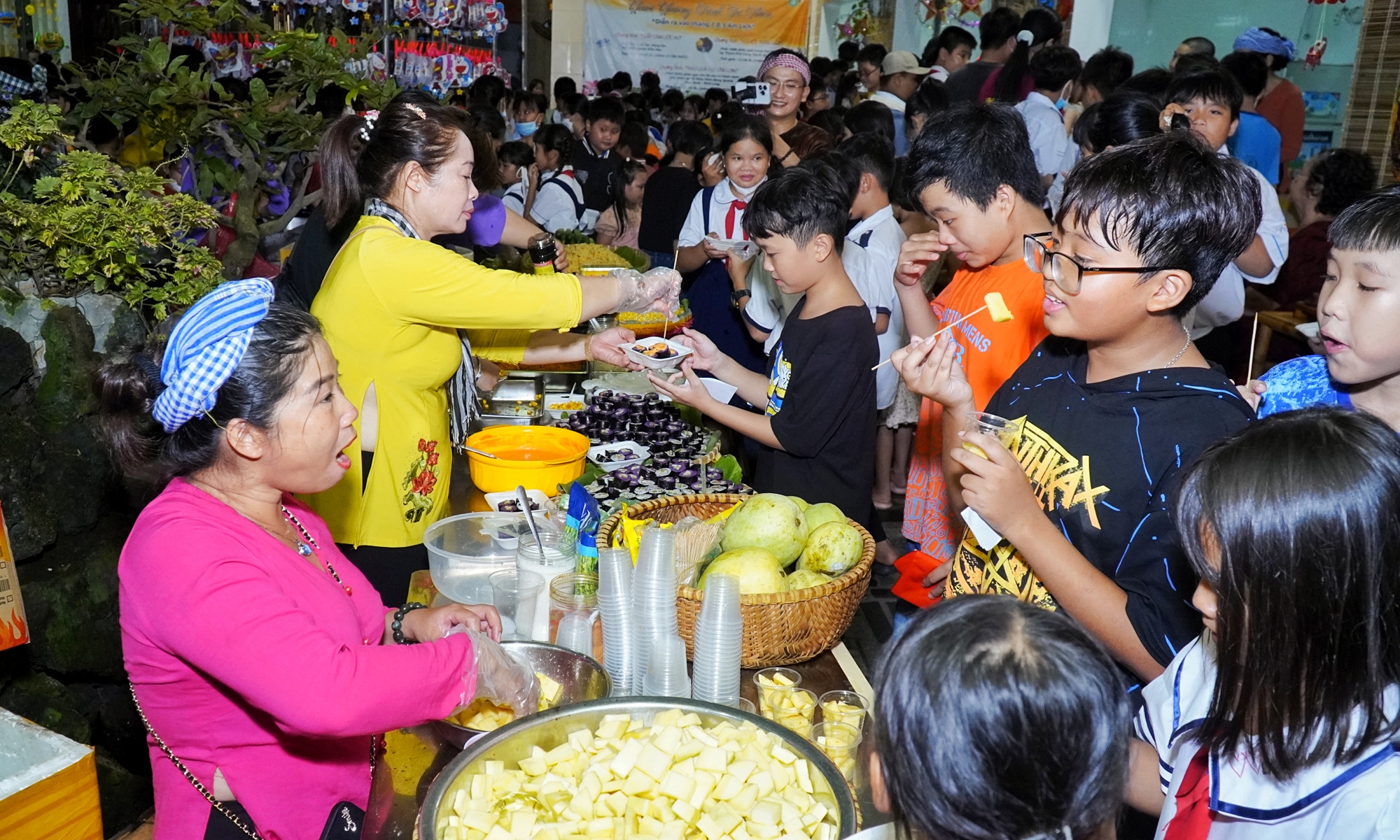 Thiếu nhi thăm quan, ăn uống tại các gian hàng...