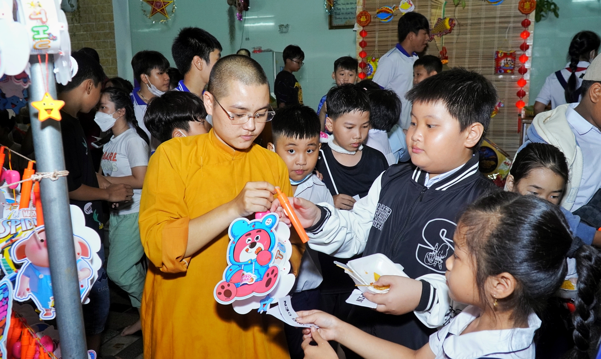 ...và được tặng lồng đèn Trung thu...