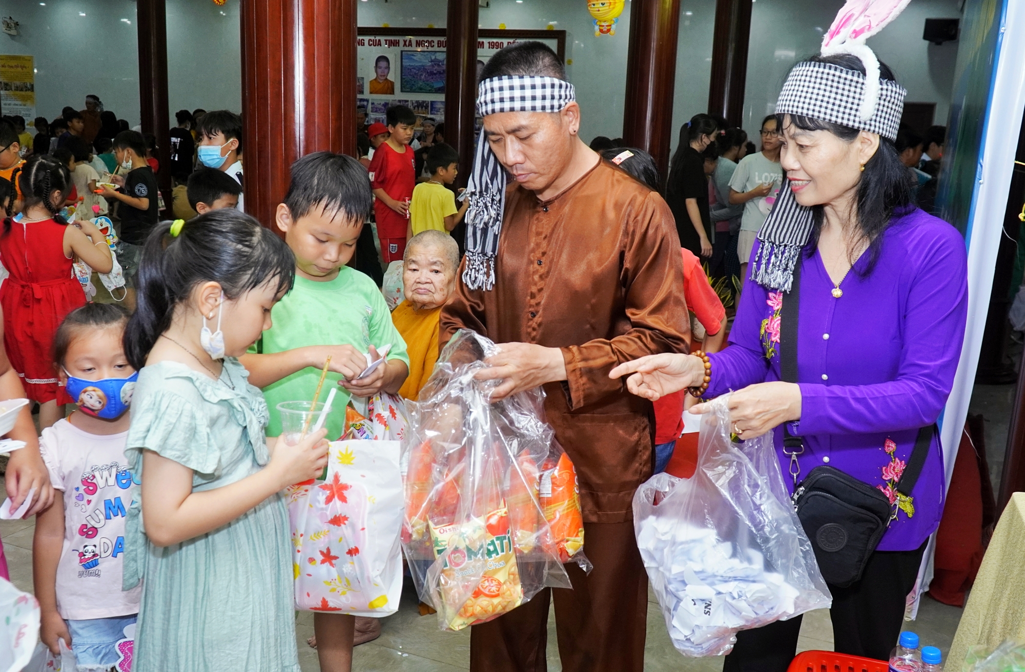 ...bánh, kẹo từ chú Cuội, chị Hằng.