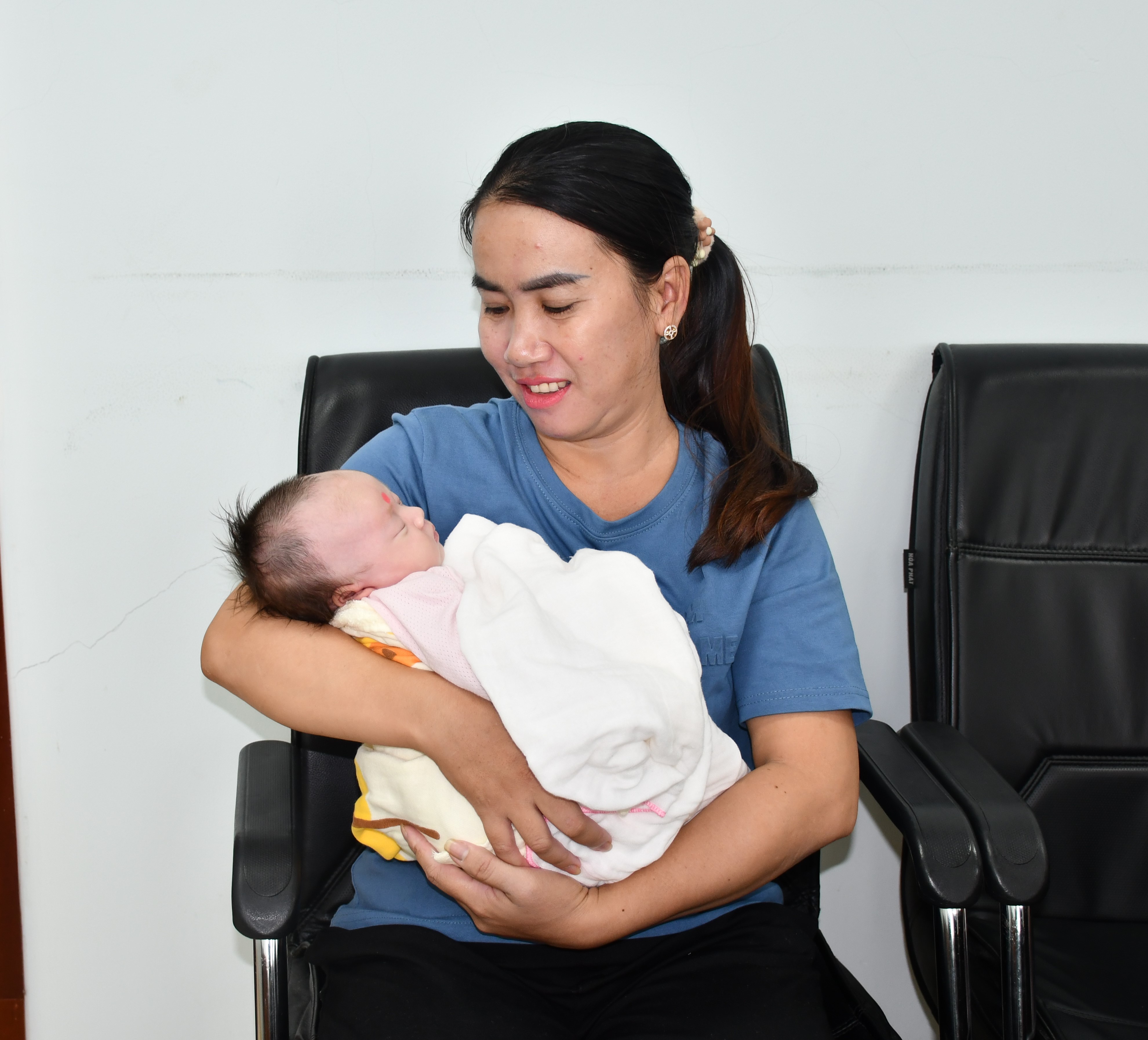 Sự phối hợp tích cực của các khoa, phòng theo quy trình báo động đỏ đã cứu sống 2 mẹ con sản phụ Nguyễn Thị Hoài Linh.