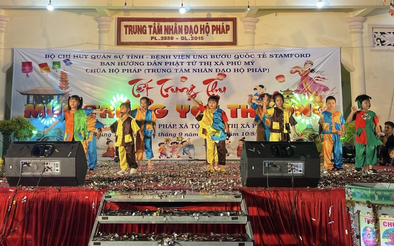 Một tiết mục văn nghệ do các em thiếu nhi biểu diễn tại chương trình.