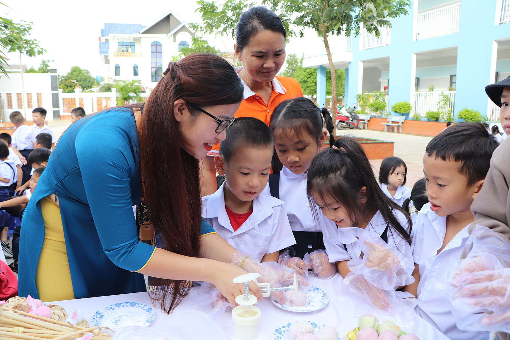 Các em HS thích thú khi được trải nghiệm làm bánh Trung thu.