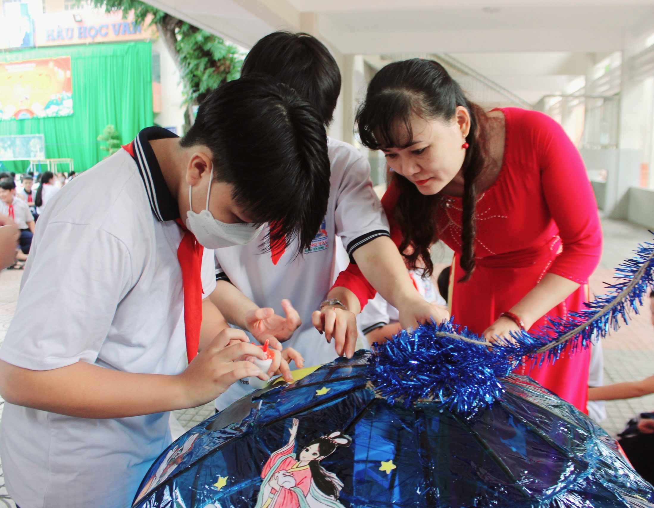 Cô trò Trường THCS Vũng Tàu cùng háo hức trang trí lồng đèn
