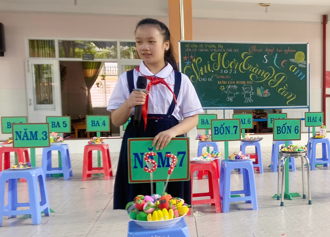 HS thuyết trình về sản phẩm trước toàn trường