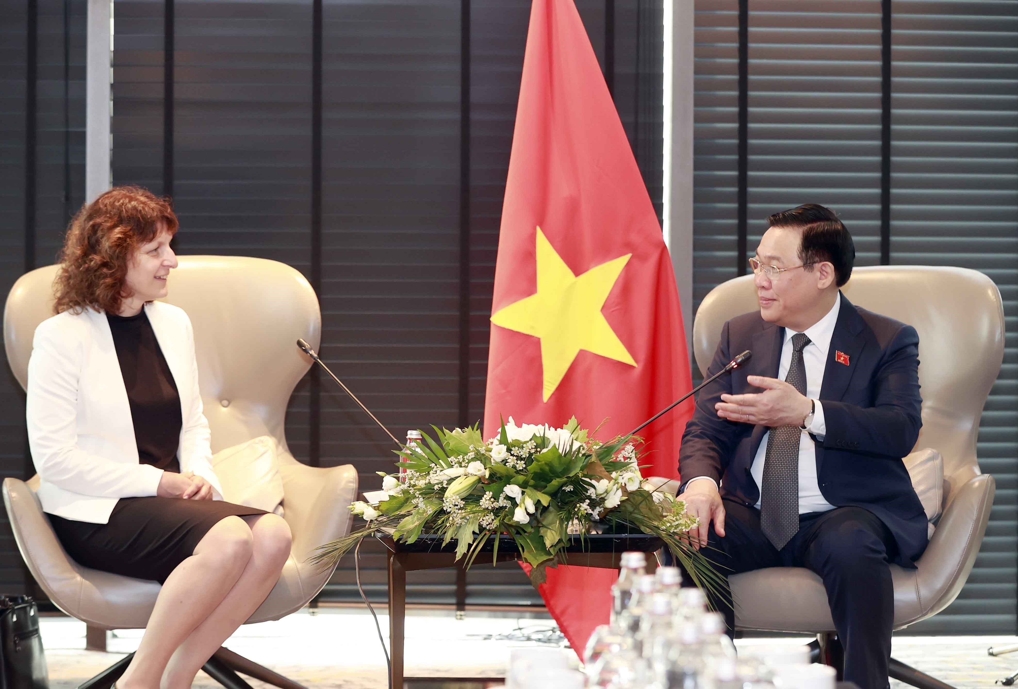 Chủ tịch Quốc hội Vương Đình Huệ tiếp bà Krasimira Vandeva, Giám đốc điều hành Tập đoàn DSV đại diện tại Bulgaria. Ảnh: DOÃN TẤN