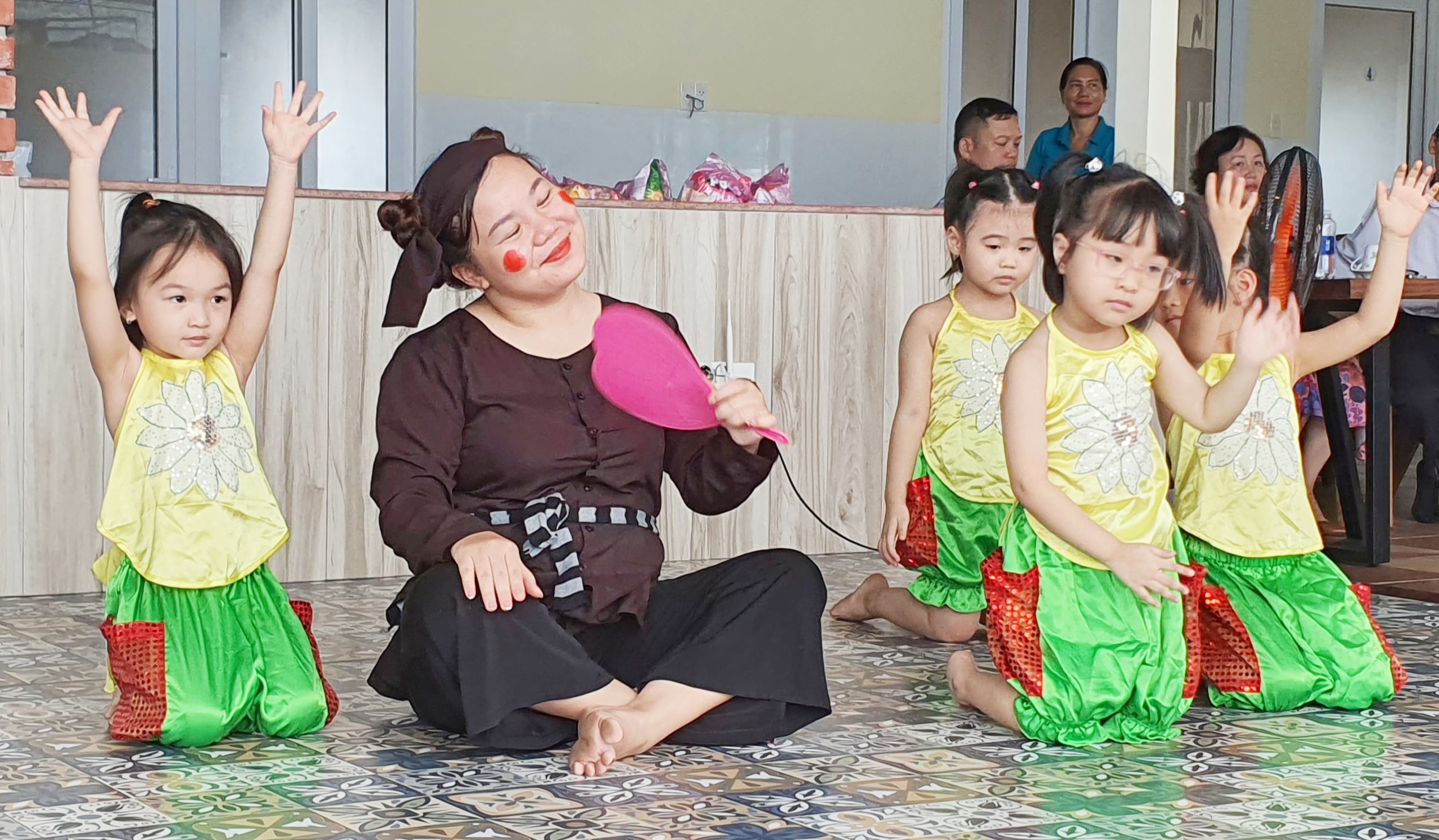 Trường Mầm non Ngôi nhà hạnh phúc tặng các bạn nhỏ có nhu cầu đặc biệt những tiết mục văn nghệ sôi động.