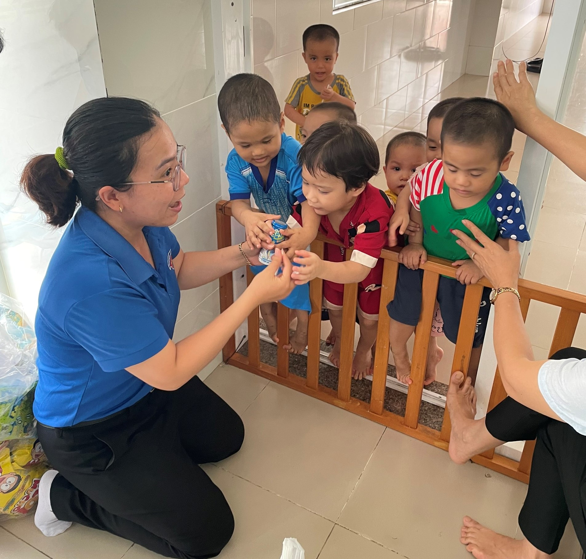 Đoàn viên Chi đoàn cơ sở Co.opMart Vũng Tàu phát sữa cho thiếu nhi mồ côi tại Trung tâm Công tác xã hội và Bảo trợ trẻ em (cơ sở 1).