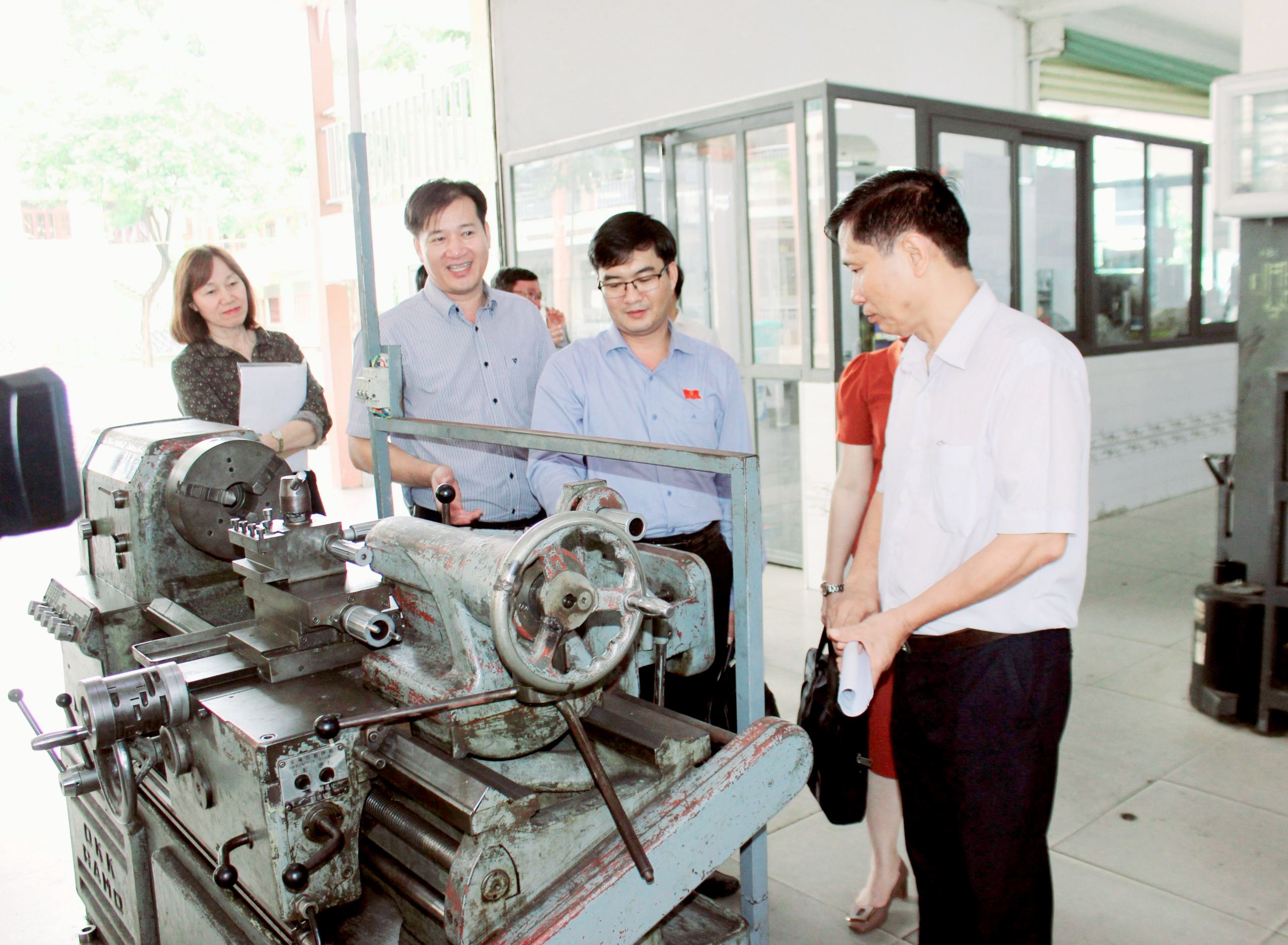 Đoàn giám sát của HĐND tỉnh tham quan xưởng thực hành Trường Trung cấp Kỹ thuật Công nghệ Phước Lộc (TX. Phú Mỹ).
