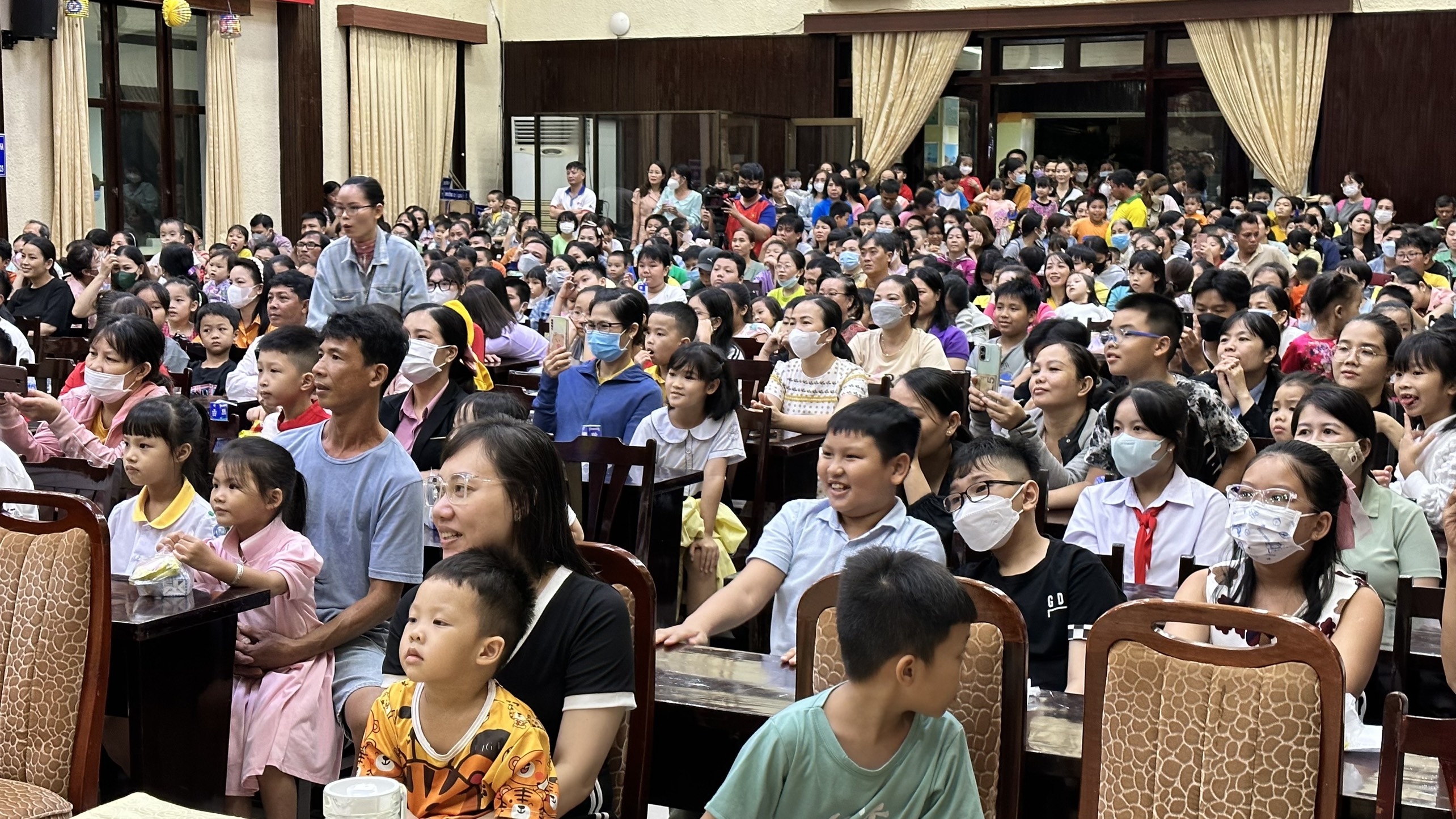 Các em hào hứng giao lưu, tham gia các trò chơi vui nhộn.