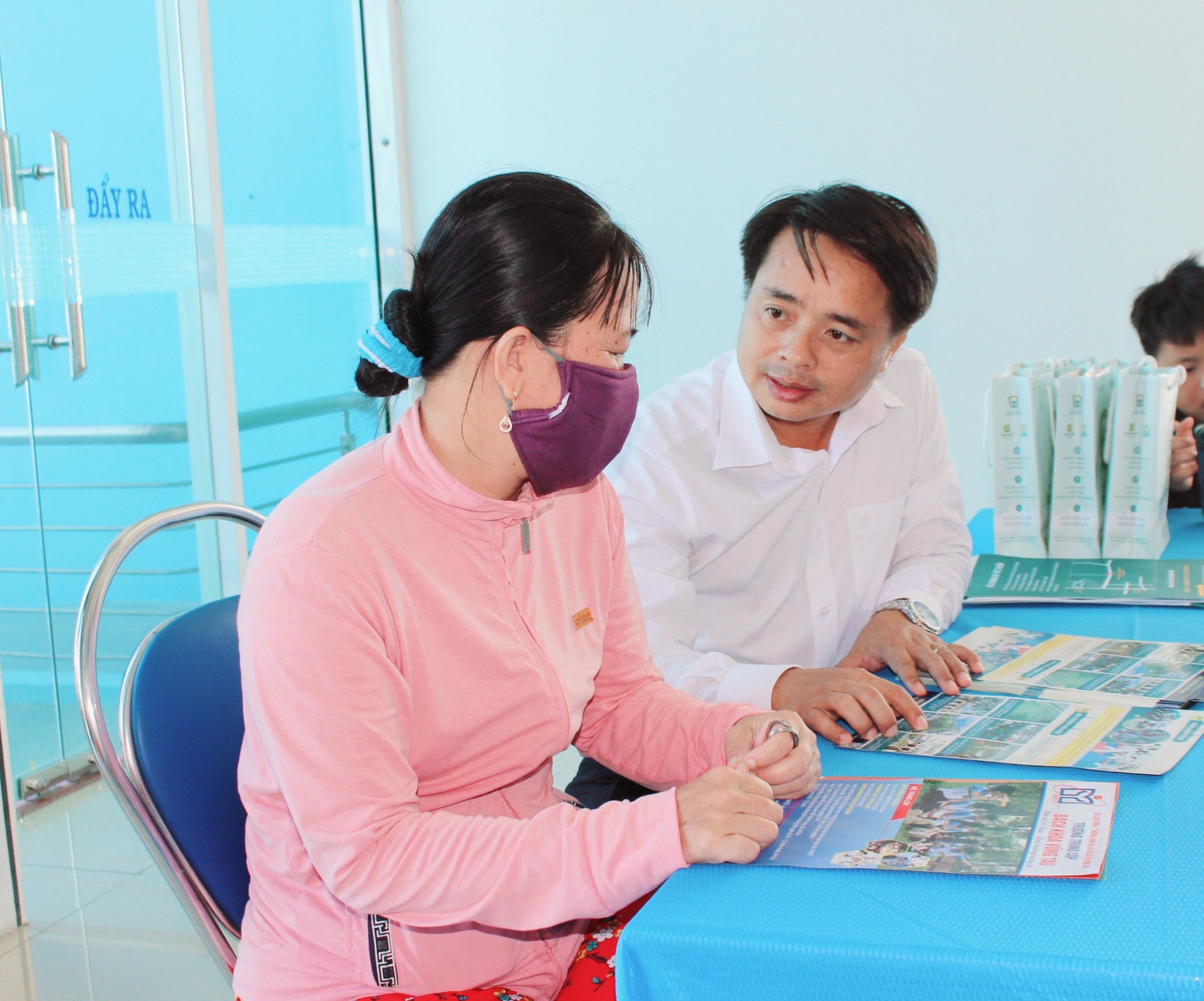 Đại diện Trường CĐ Quốc tế Vabis thông tin về các ngành nghề đào tạo của trường đến phụ huynh HS.