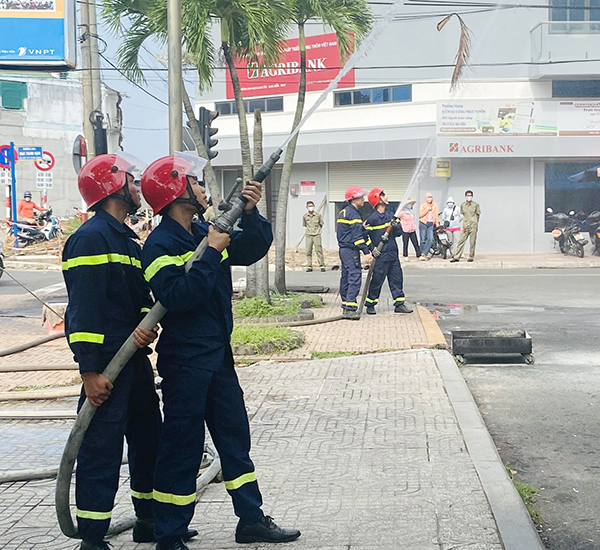 Đội Cảnh sát PCCC và CNCH, Công an huyện Long Điền triển khai đội hình phun nước dập tắt đám cháy.