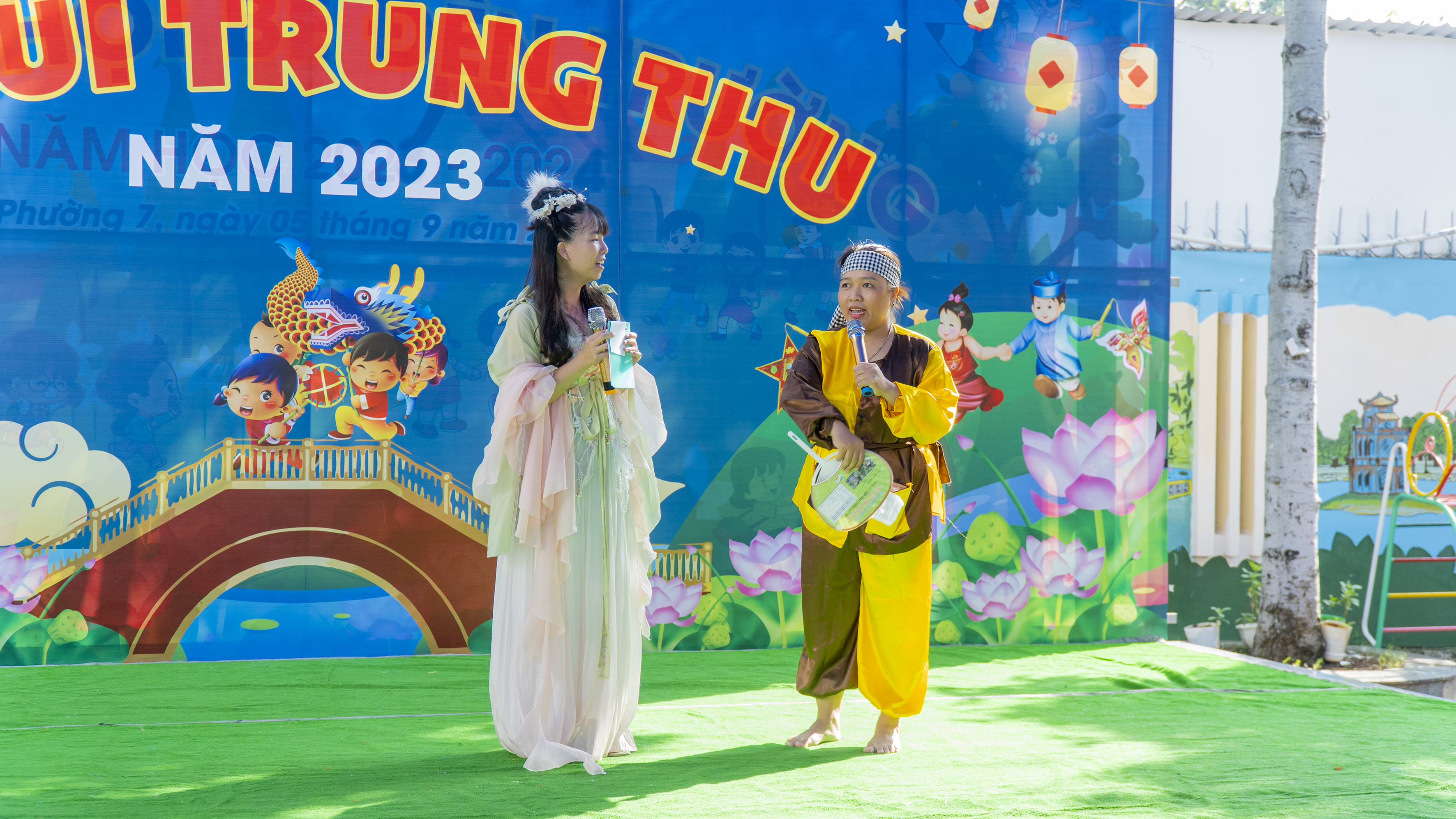 Chú Cuội, chị Hằng do các cô giáo của nhà trường thể hiện...