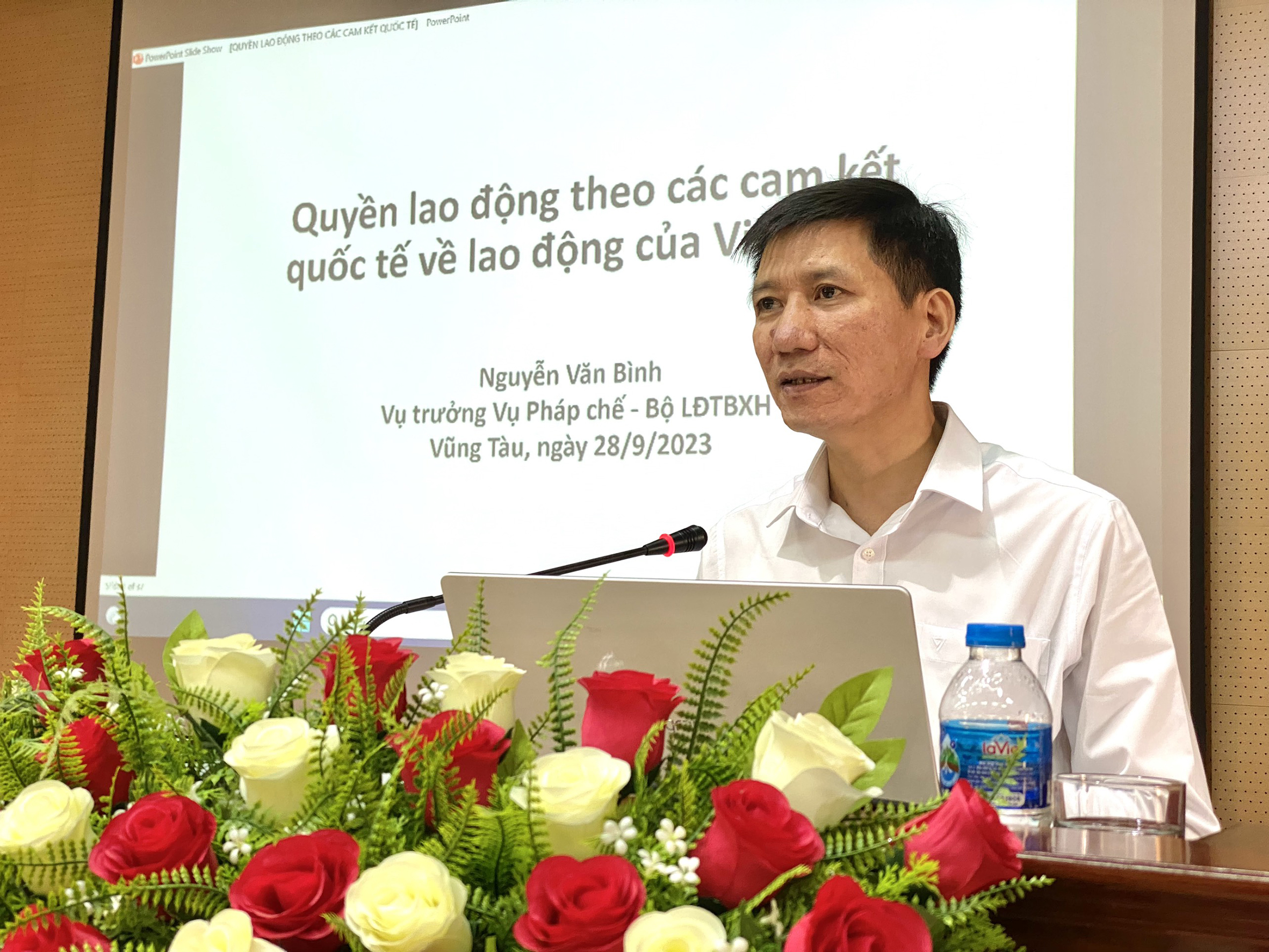 Báo cáo viên phổ biến các chuyên đề tại hội nghị