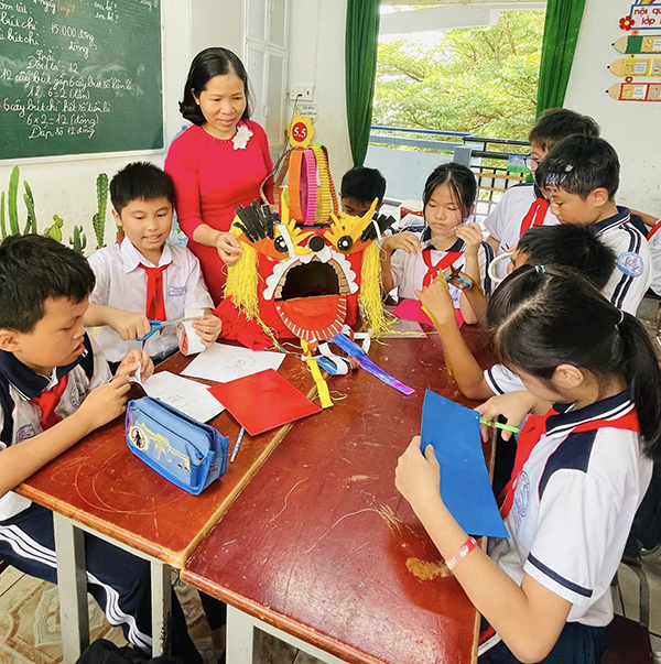 Các em HS trải nghiệm làm đầu Lân-Sư-Rồng.