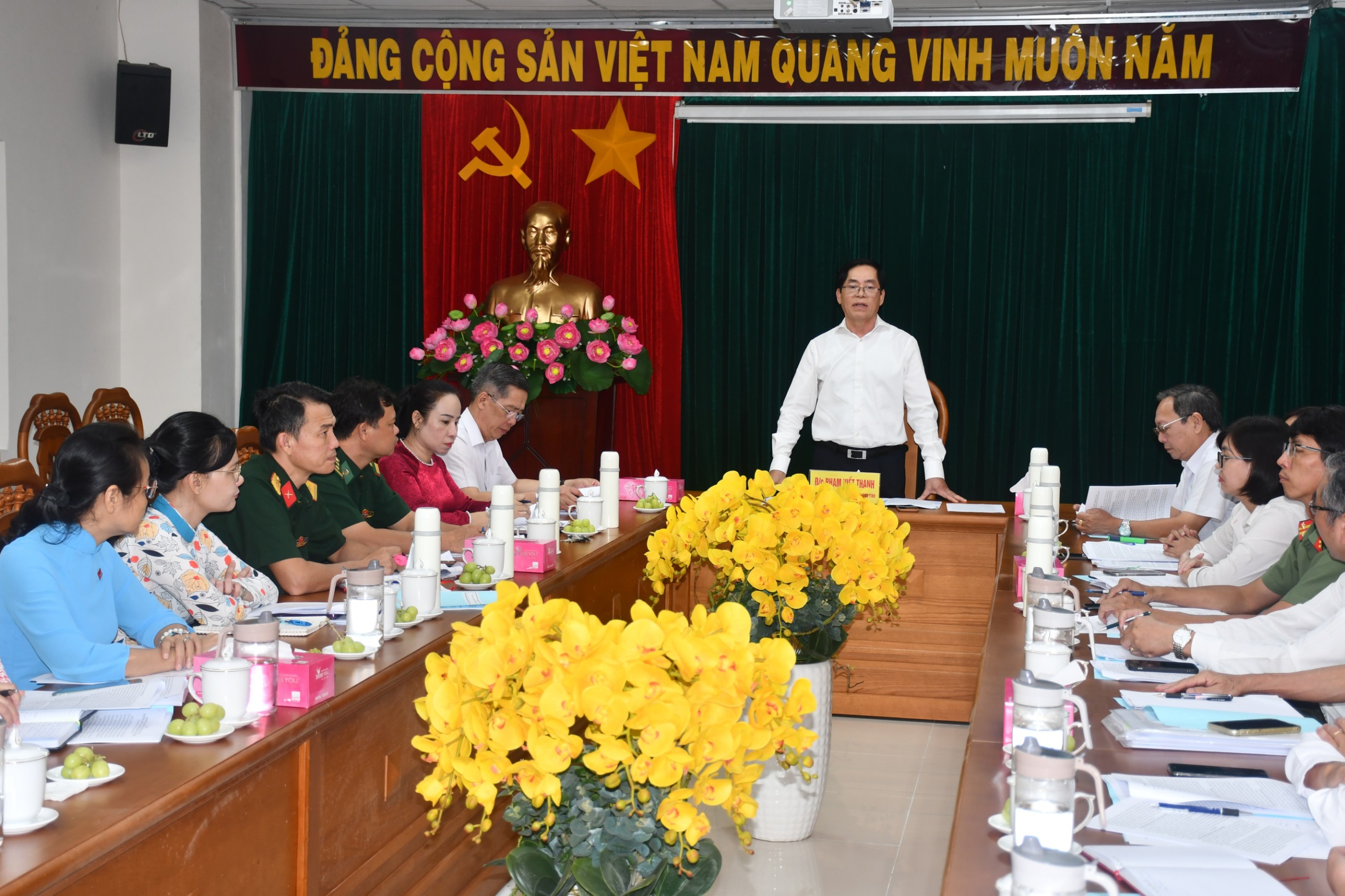 Ông Phạm Viết Thanh, Ủy viên Trung ương Đảng, Bí thư Tỉnh ủy, Chủ tịch HĐND tỉnh chia sẻ một số cách làm hiệu quả trong công tác tổ chức xây dựng Đảng của tỉnh.