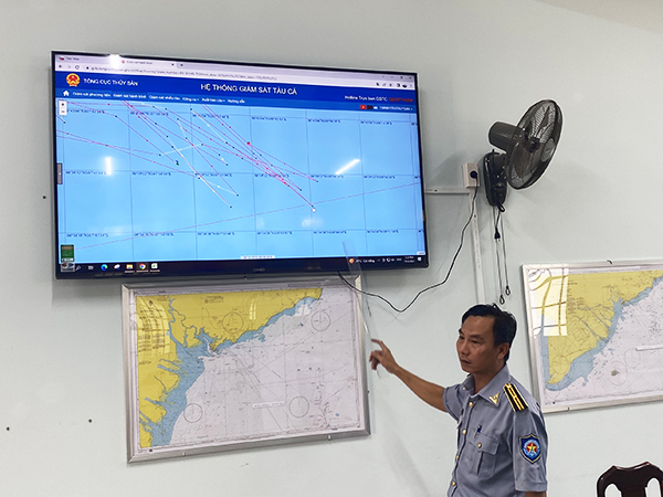 Cán bộ Phòng Kiểm ngư theo dõi tàu cá hoạt động ngoài khơi qua hệ thống máy giám sát hành trình tại Chi cục Thủy sản.