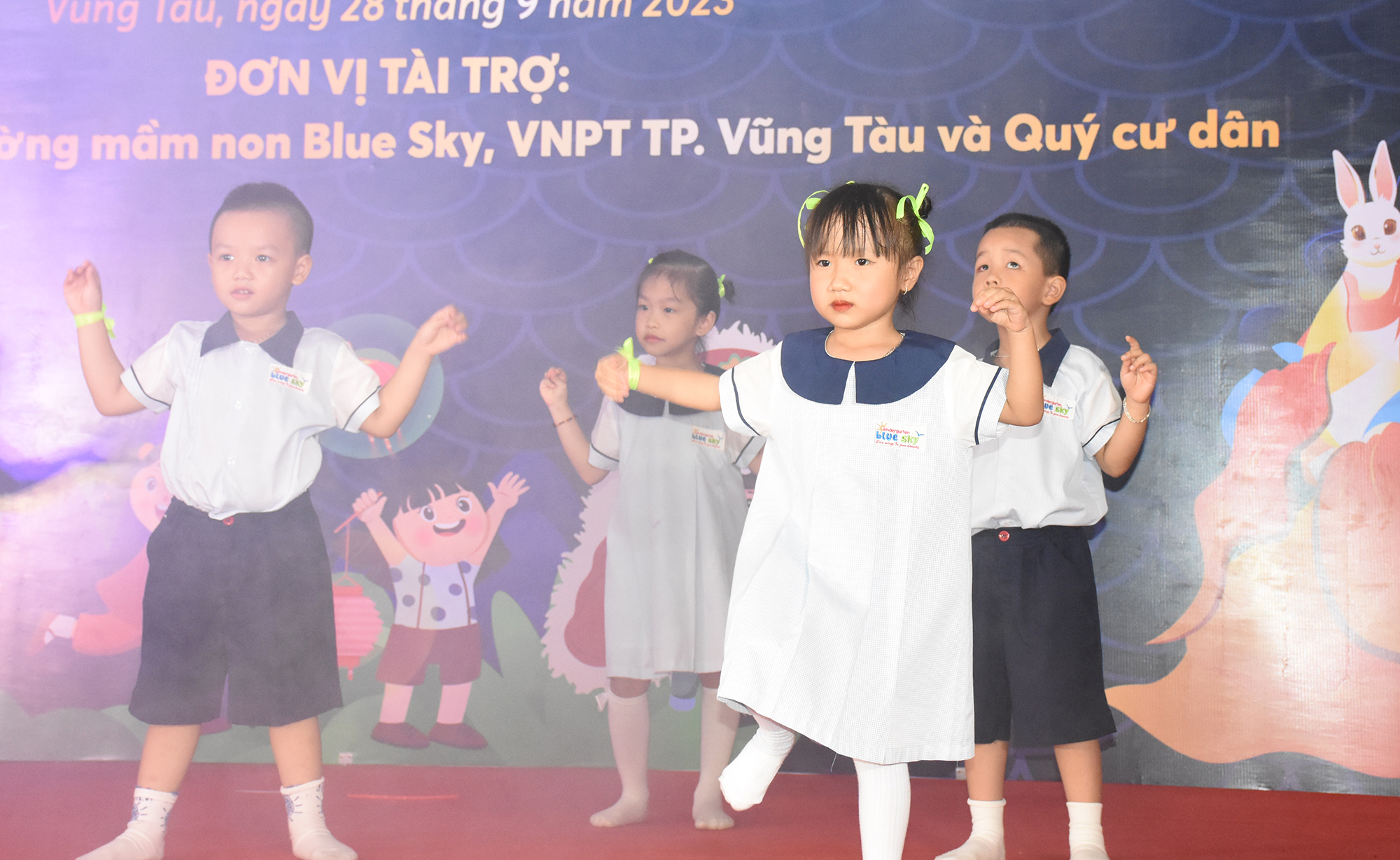 Một tiết mục văn nghệ do các em thiếu nhi biểu diễn trong chương trình 