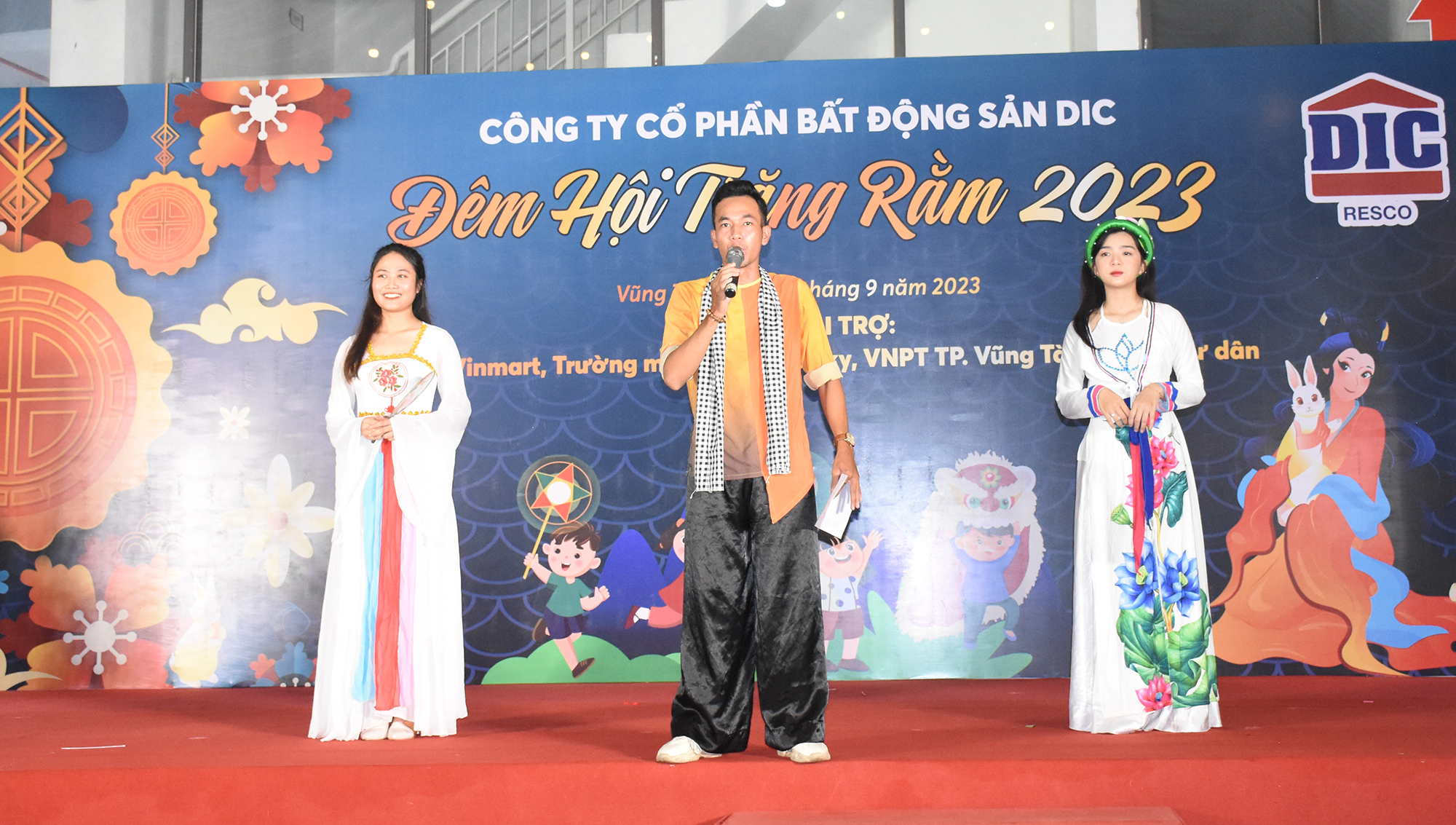 Chú Cuội - Chị Hằng dẫn dắt chương trình đêm trung thu
