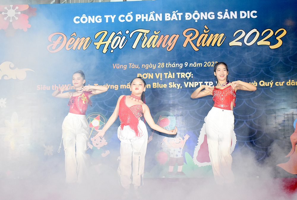 Tiết mục nhảy do các em thiếu nhi biểu diễn đã giúp cho chương trình 