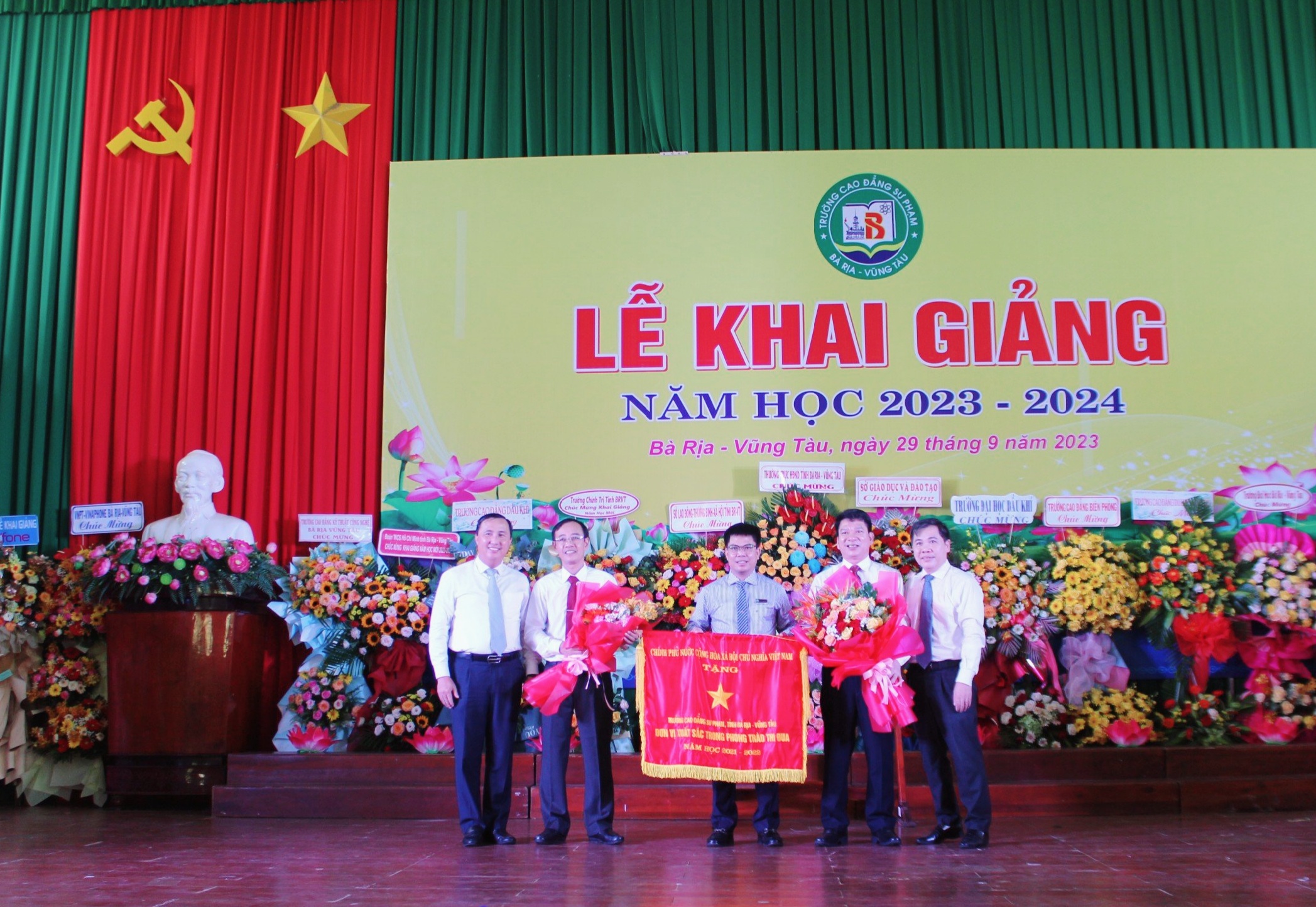 Ông Lê Hoàng Hải, Phó Chủ tịch HĐND tỉnh trao Cờ thi đua của Chính phủ cho Tập thể Trường CĐ Sư phạm Bà Rịa - Vũng Tàu.