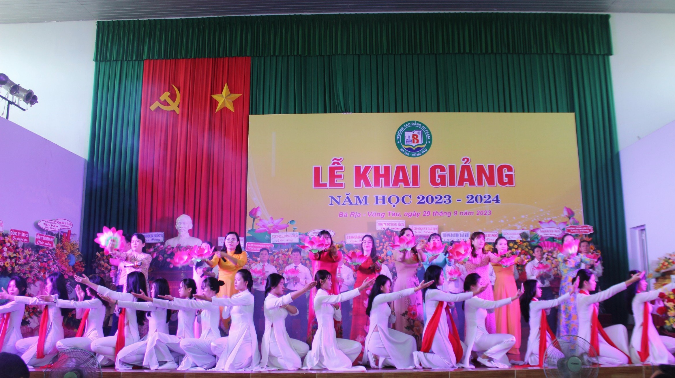 Tiết mục văn nghệ đặc sắc do thầy và trò Trường CĐ Sư phạm Bà Rịa - Vũng Tàu biểu diễn.