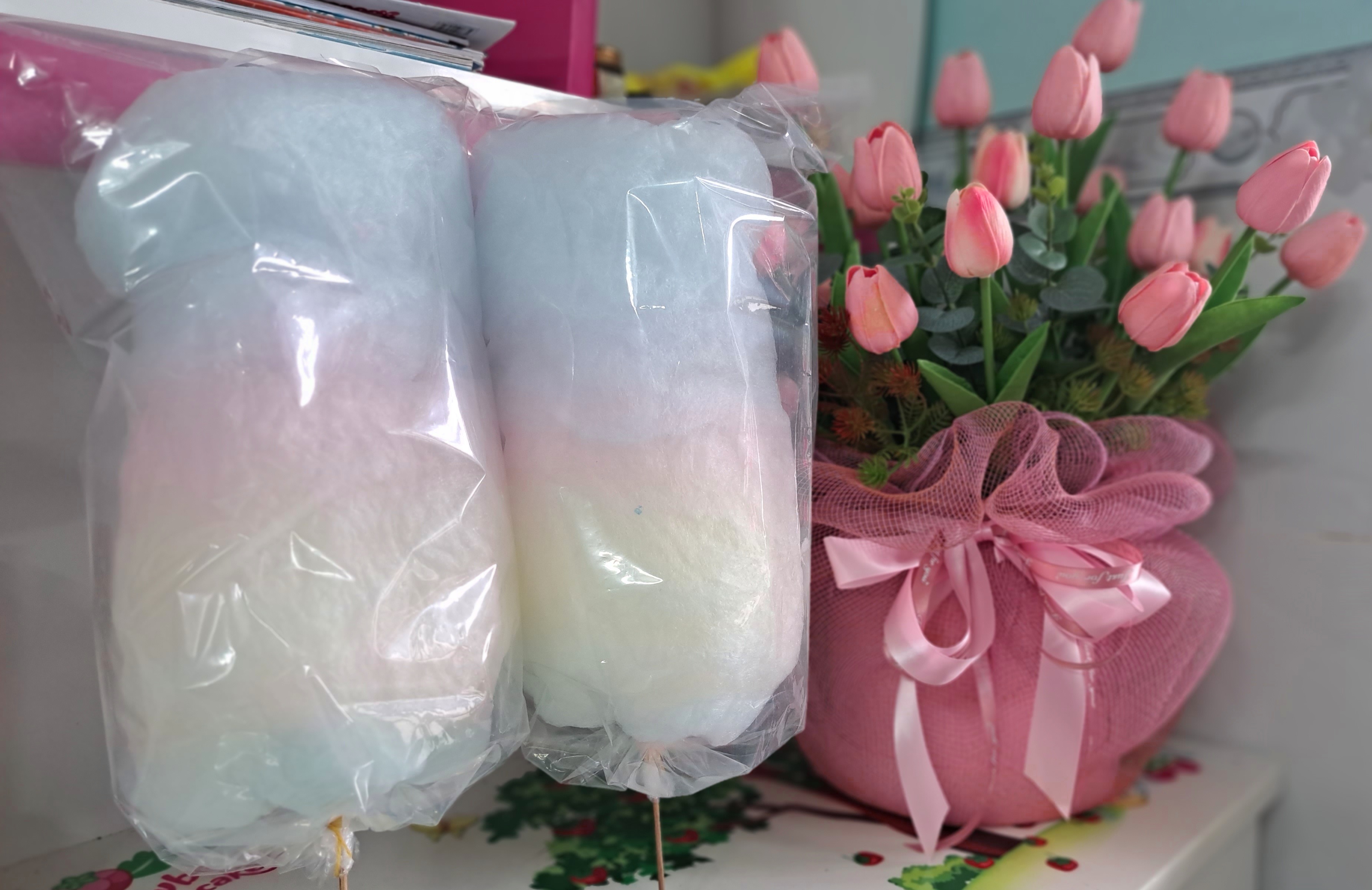 Kẹo bông gòn được trang trí trong tiệc sinh nhật.