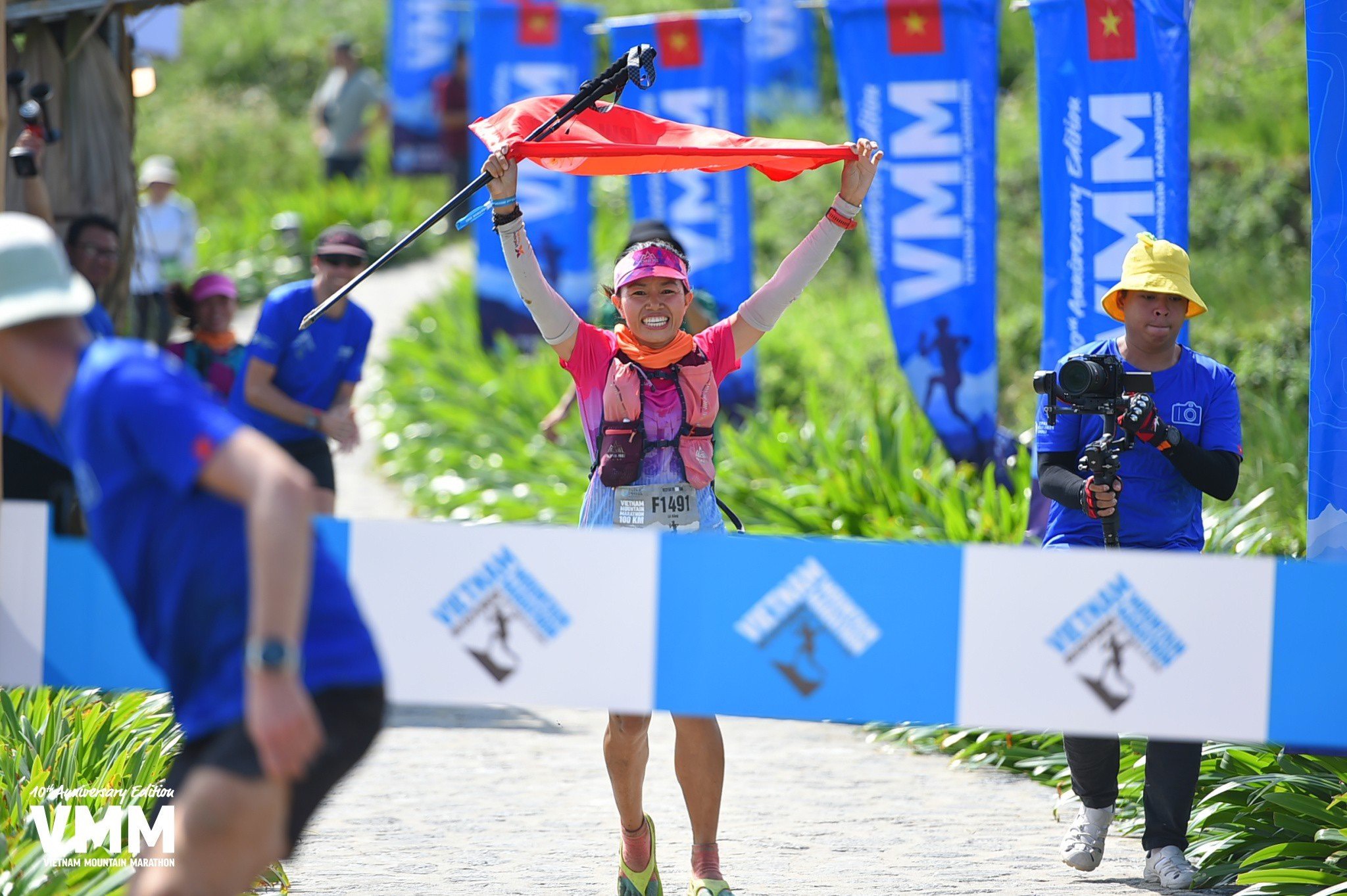 Lê Thị Hằng đã thi đấu với dép Ysandal (dép chạy bộ) để về Nhì ở cự ly 100km Giải VMM.