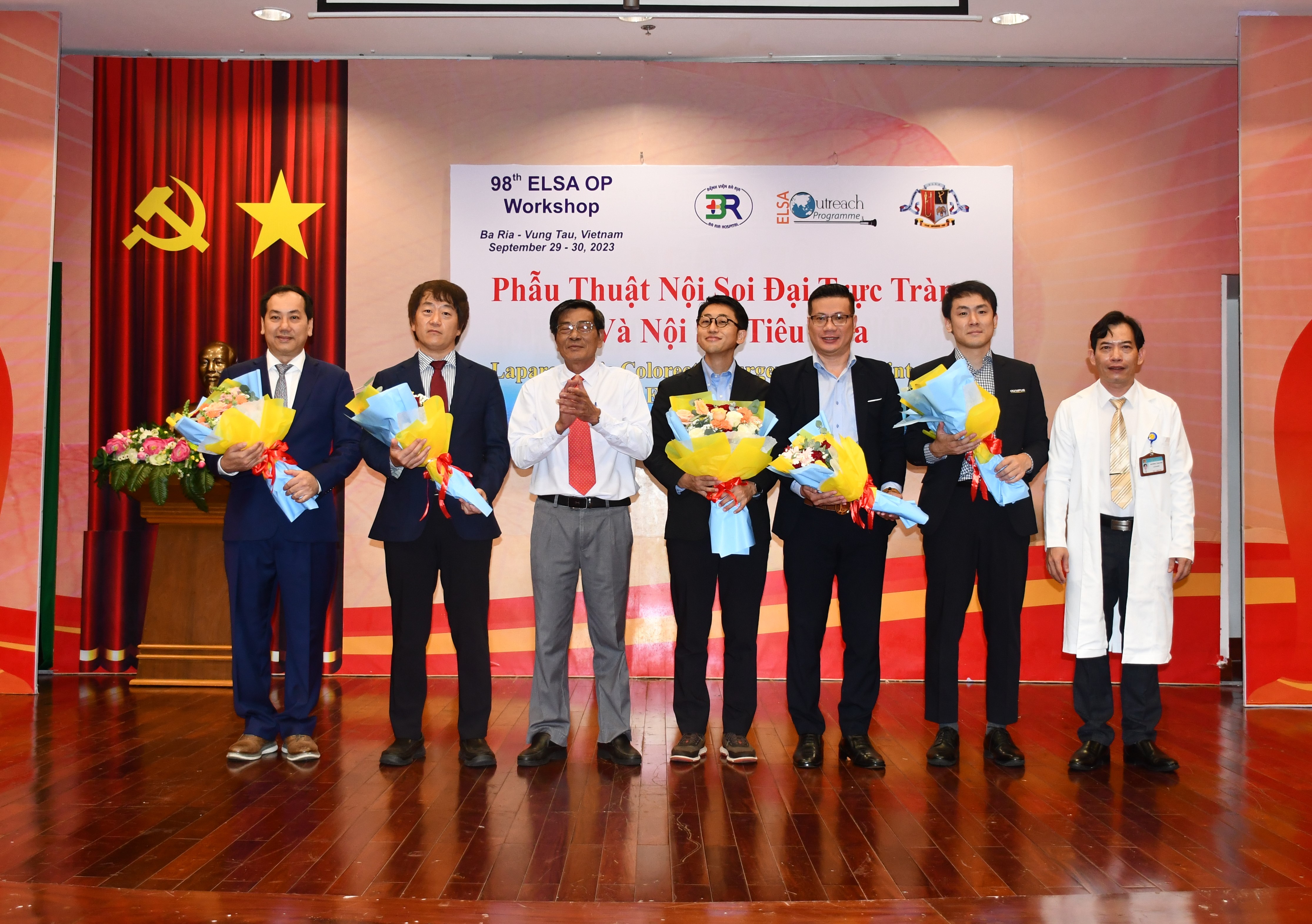 Lãnh đạo Sở Y tế và Bệnh viện Bà Rịa tặng hoa cảm ơn các chuyên gia, bác sĩ đến từ Hội Phẫu thuật nội soi và nội soi châu Á, Bệnh viện Đại học Y dược TP.Hồ Chí Minh.