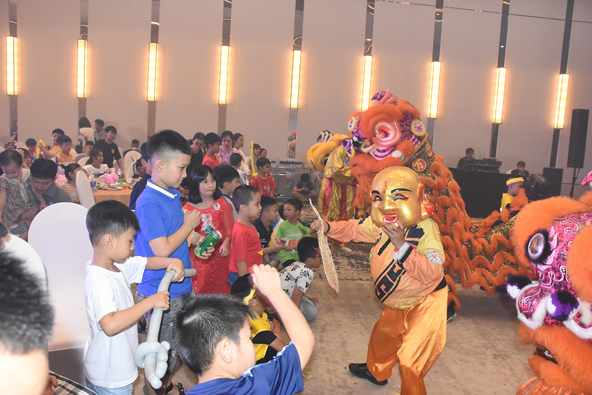 Các em thiếu nhi thích thú xem biểu diễn lân, sư, rồng... tại chương trình 