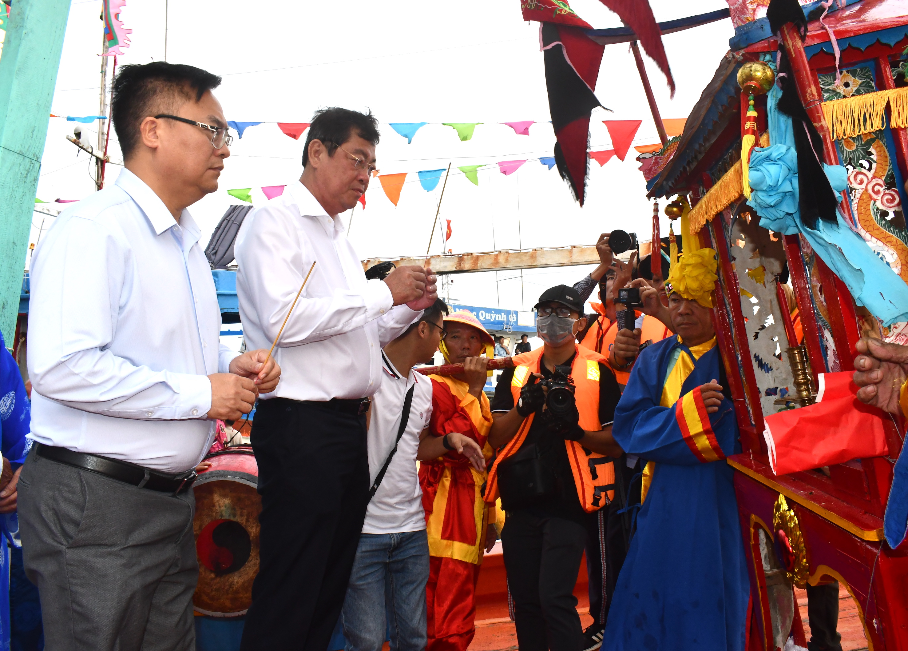 Ông Trần Đình Khoa, Ủy viên Ban Thường vụ, Bí thư Thành ủy Vũng Tàu và ông Hoàng Vũ Thảnh thực hiện nghi thức lễ cúng cầu ngư trên biển. Ảnh: HUYỀN 